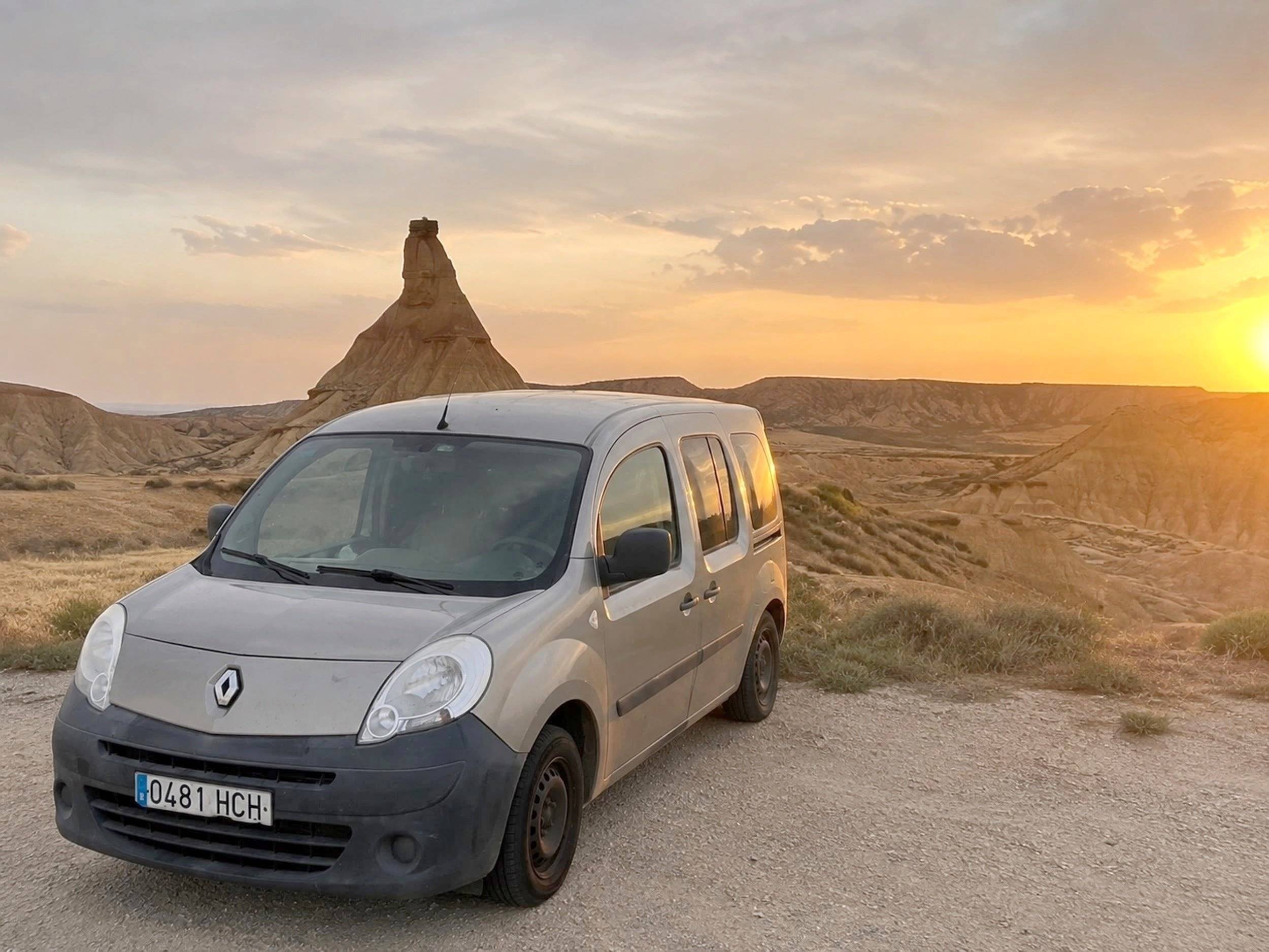 Vista frontale a ¾ Renault Renault Kangoo - Yescapa