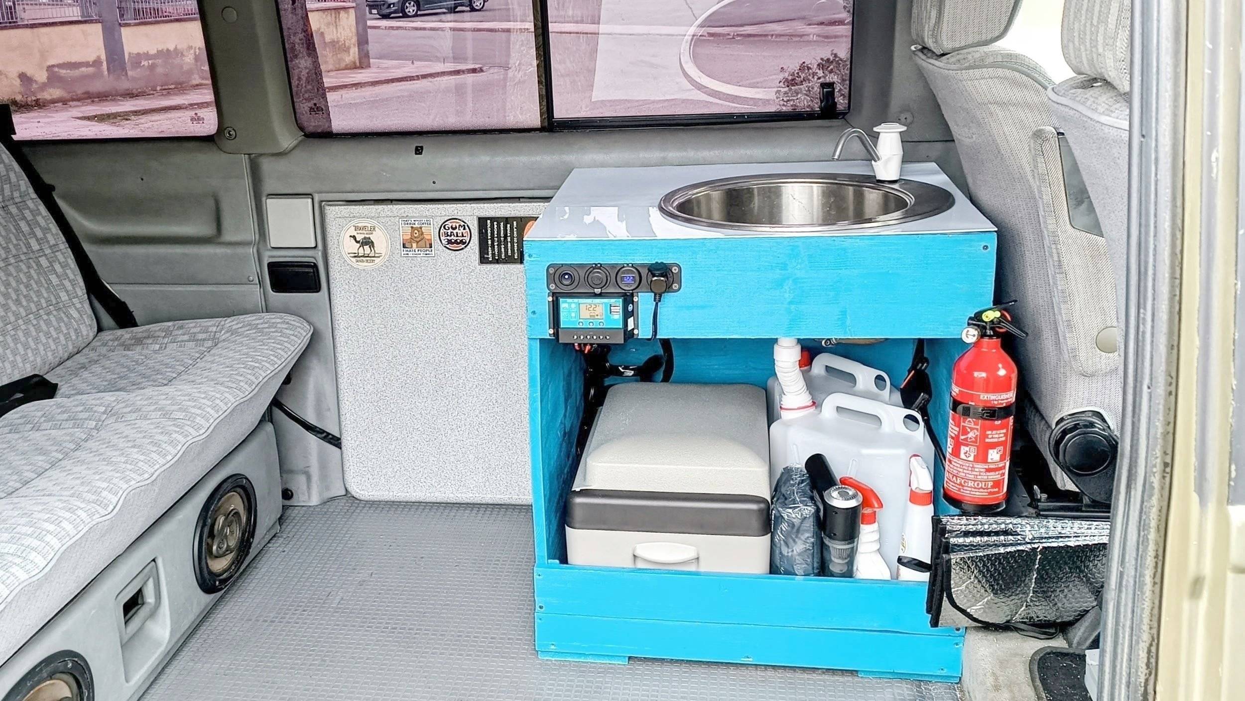 Dining Area Volkswagen Transporter T4 Multivan - Yescapa