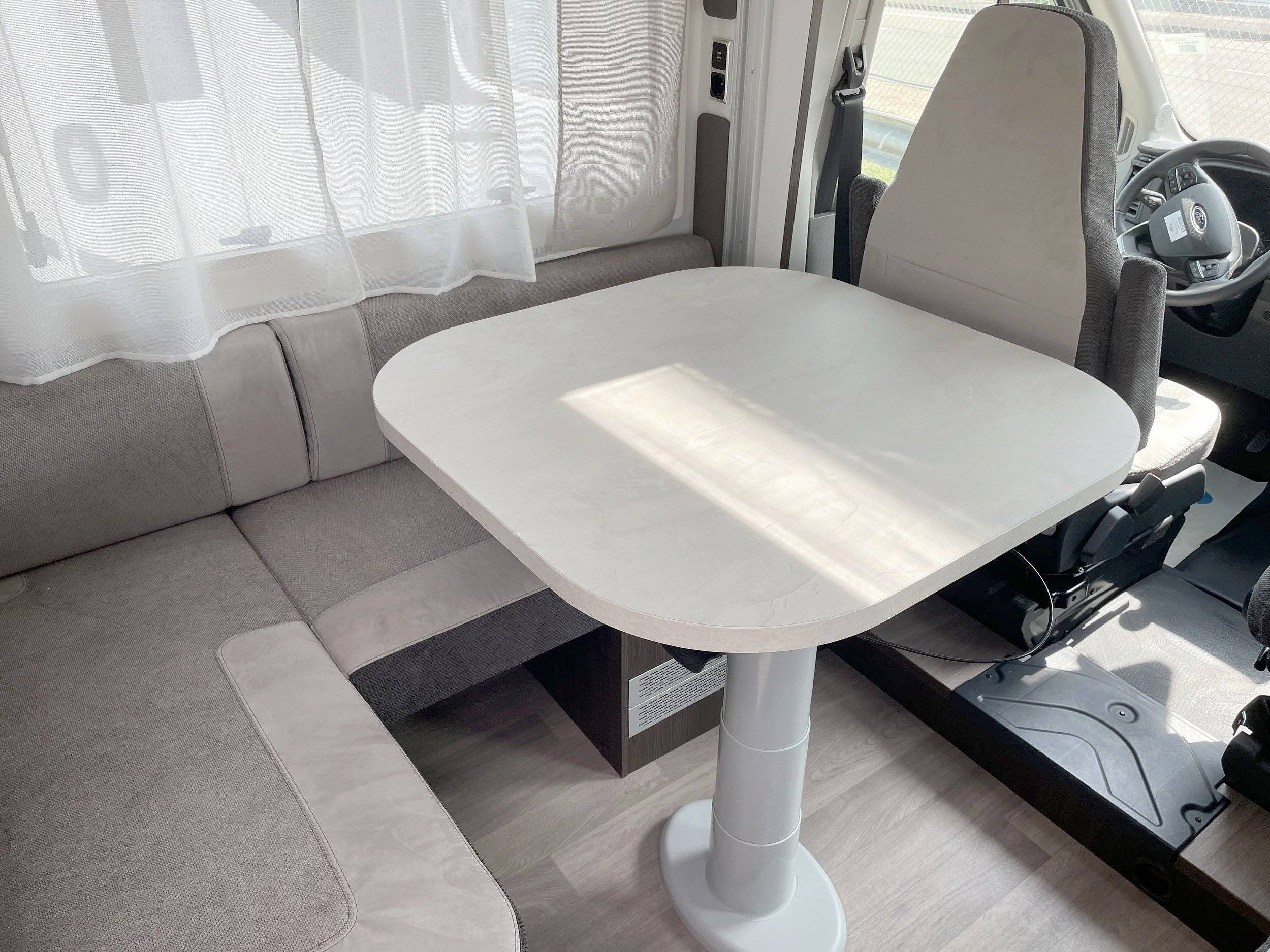 Dining Area Ford Benimar - Yescapa