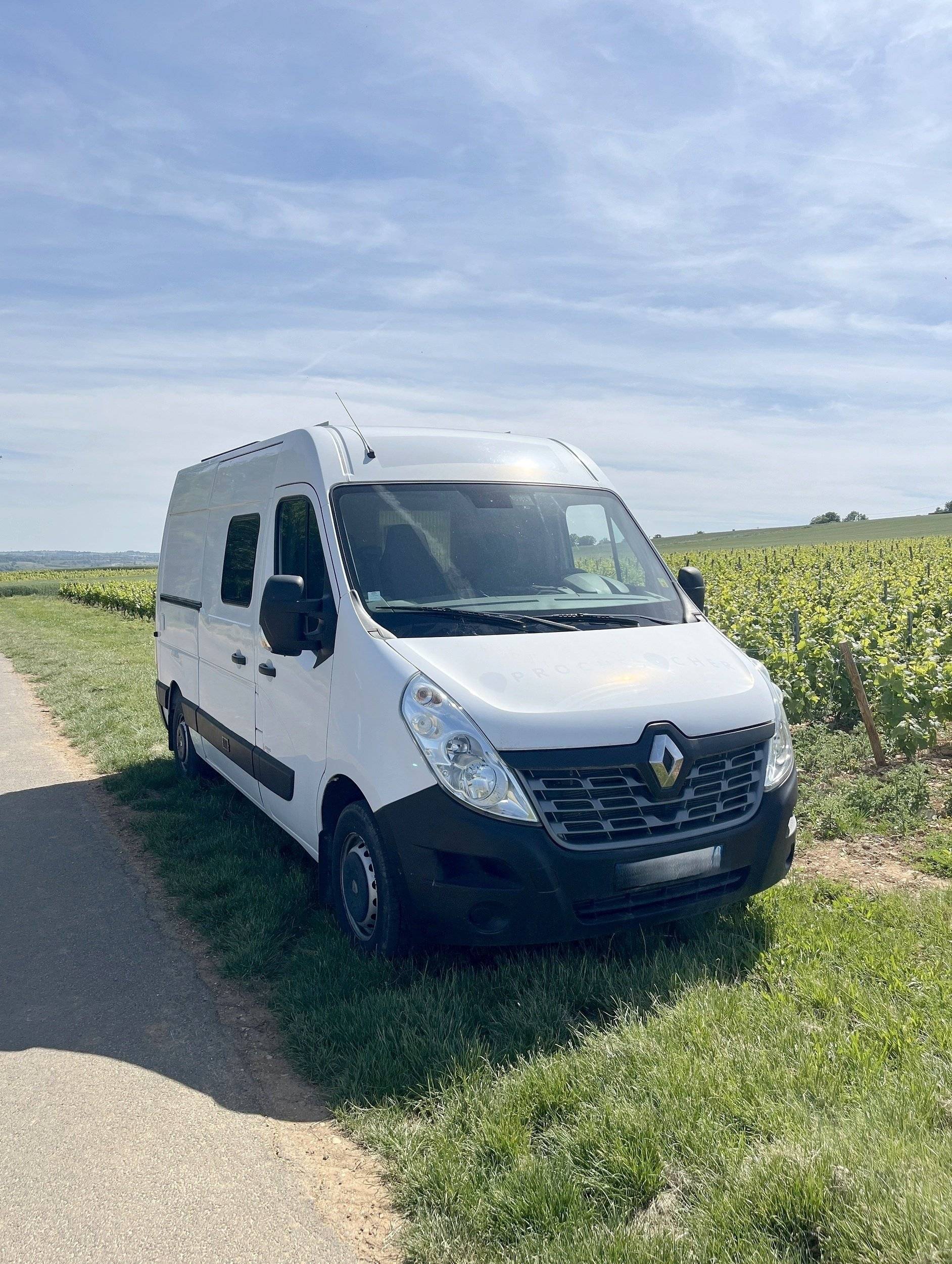 Vue avant de 3/4 Renault Renault master - Yescapa