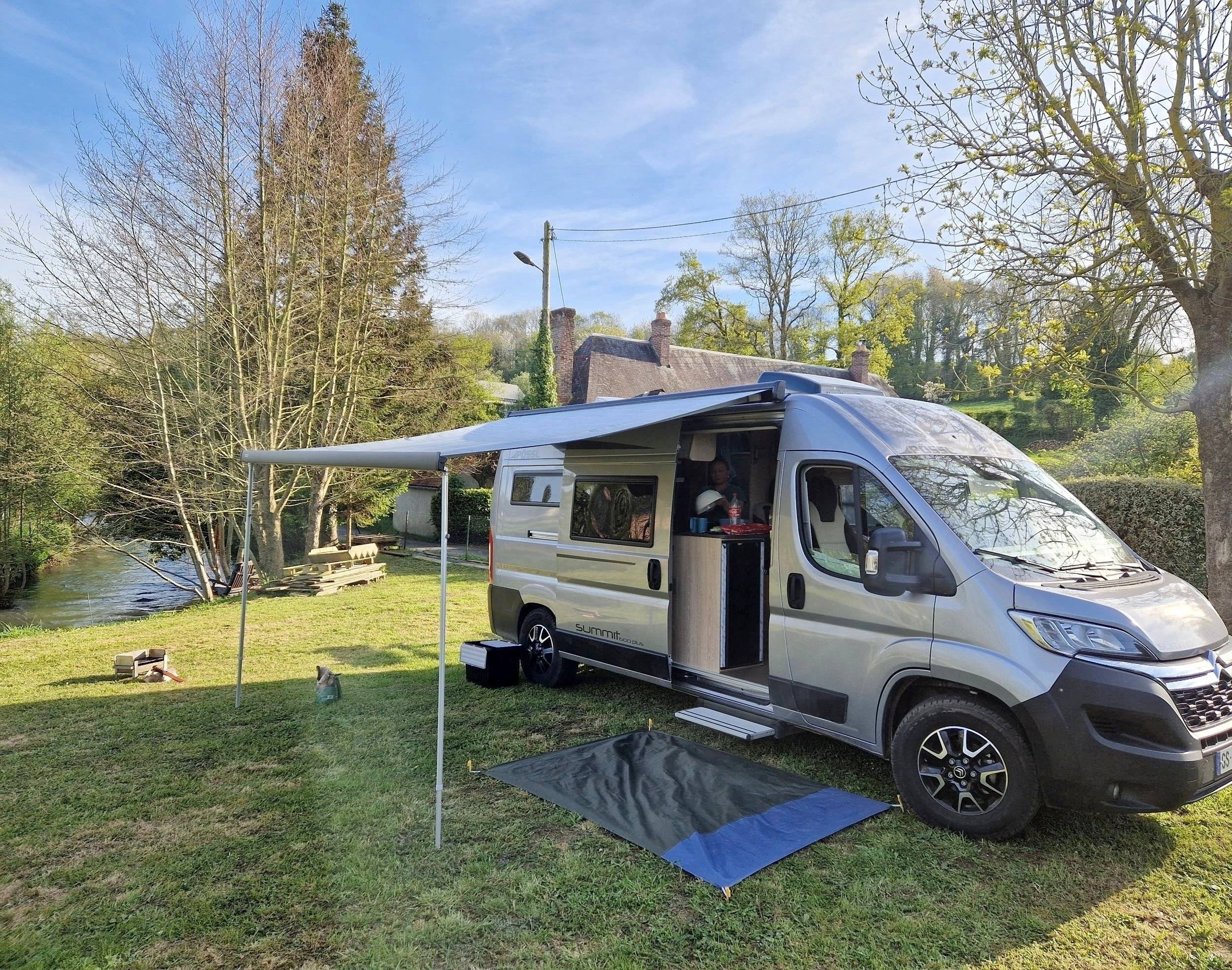 Vue avant de 3/4 Citroën Citroën jumper - Yescapa