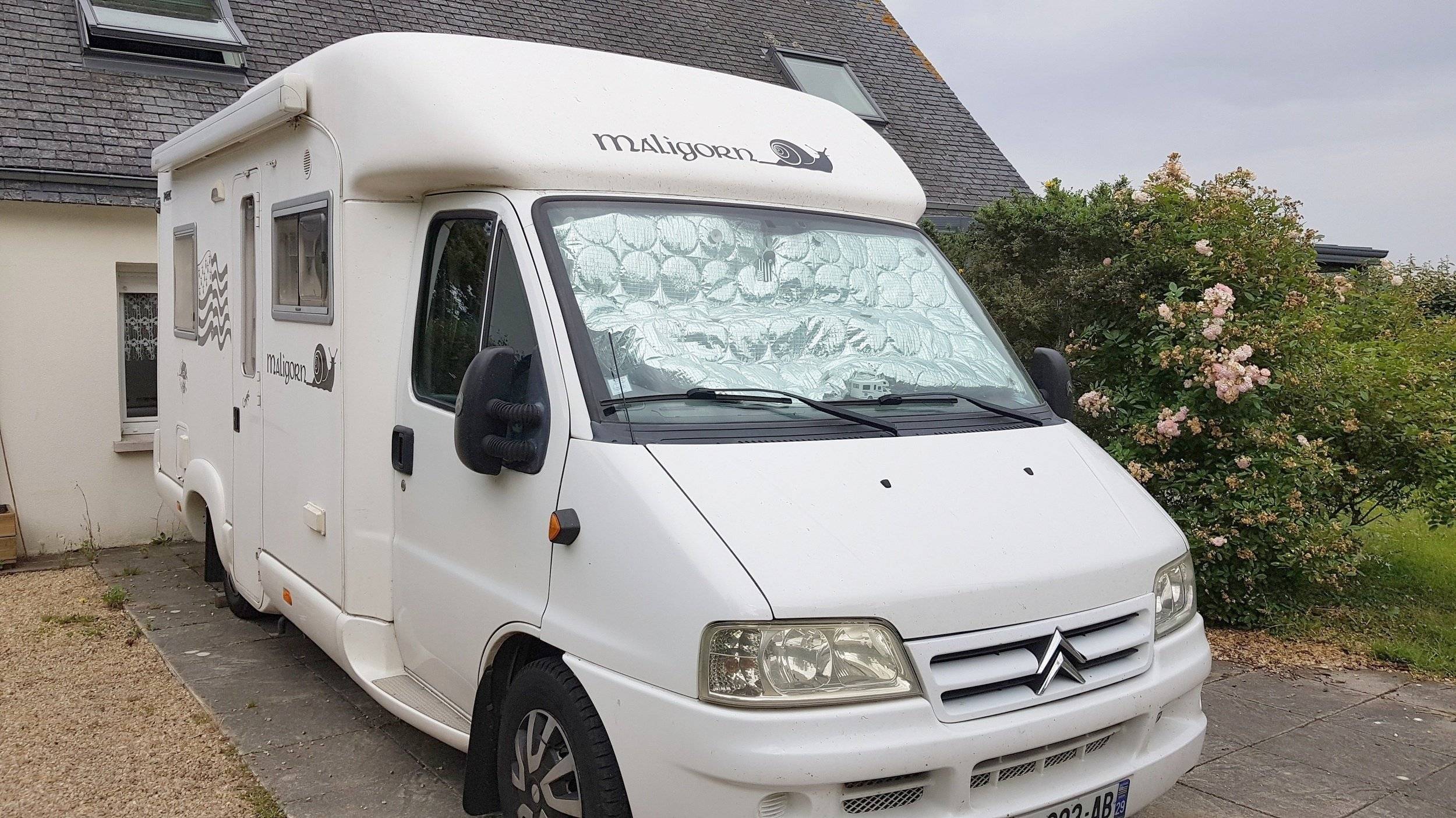 Front view from 3/4 Citroën Jumper 1,6 l Blue HDI 95 ch - Yescapa