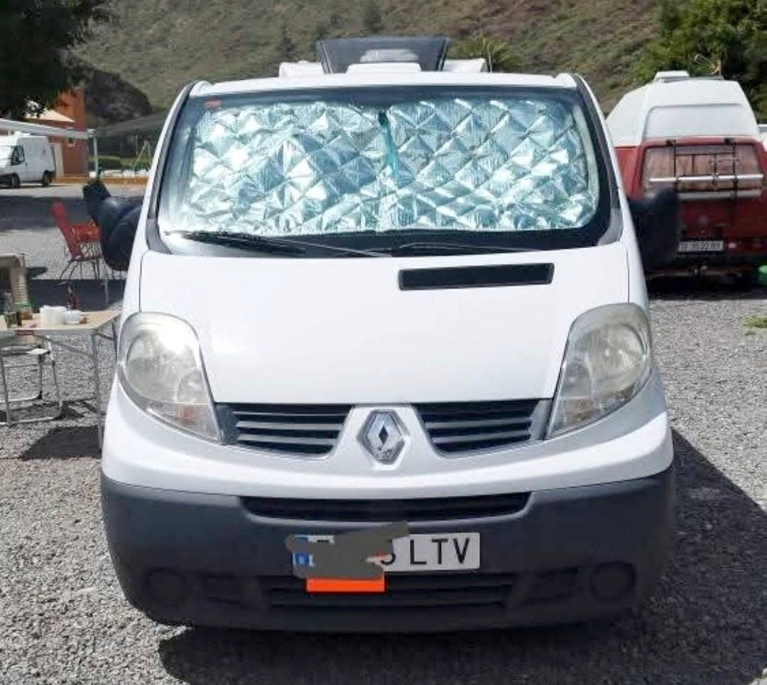 Vista frontale a ¾ Renault Trafic - Yescapa