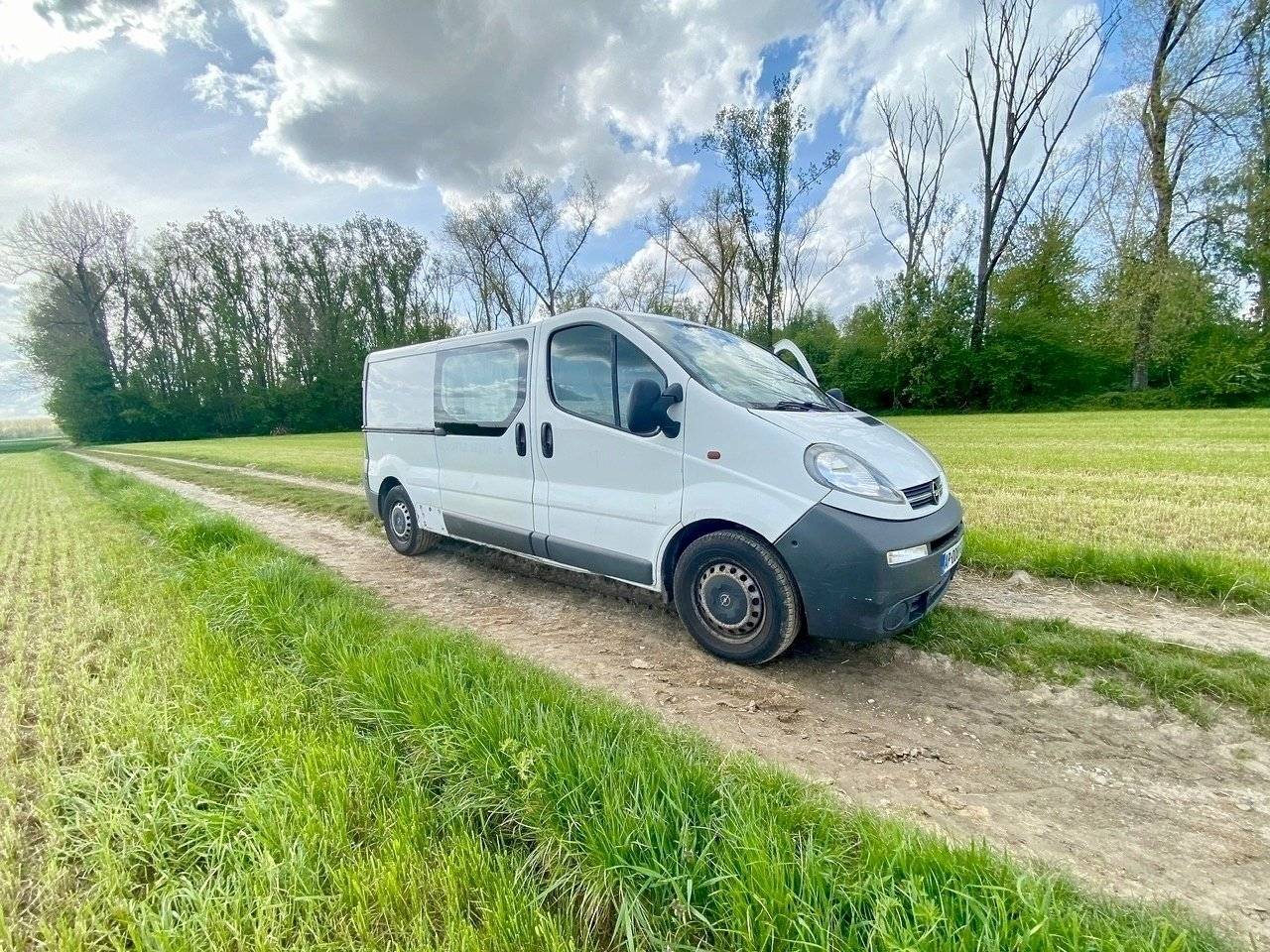 schräge Vorderansicht Opel Vivaro - Yescapa
