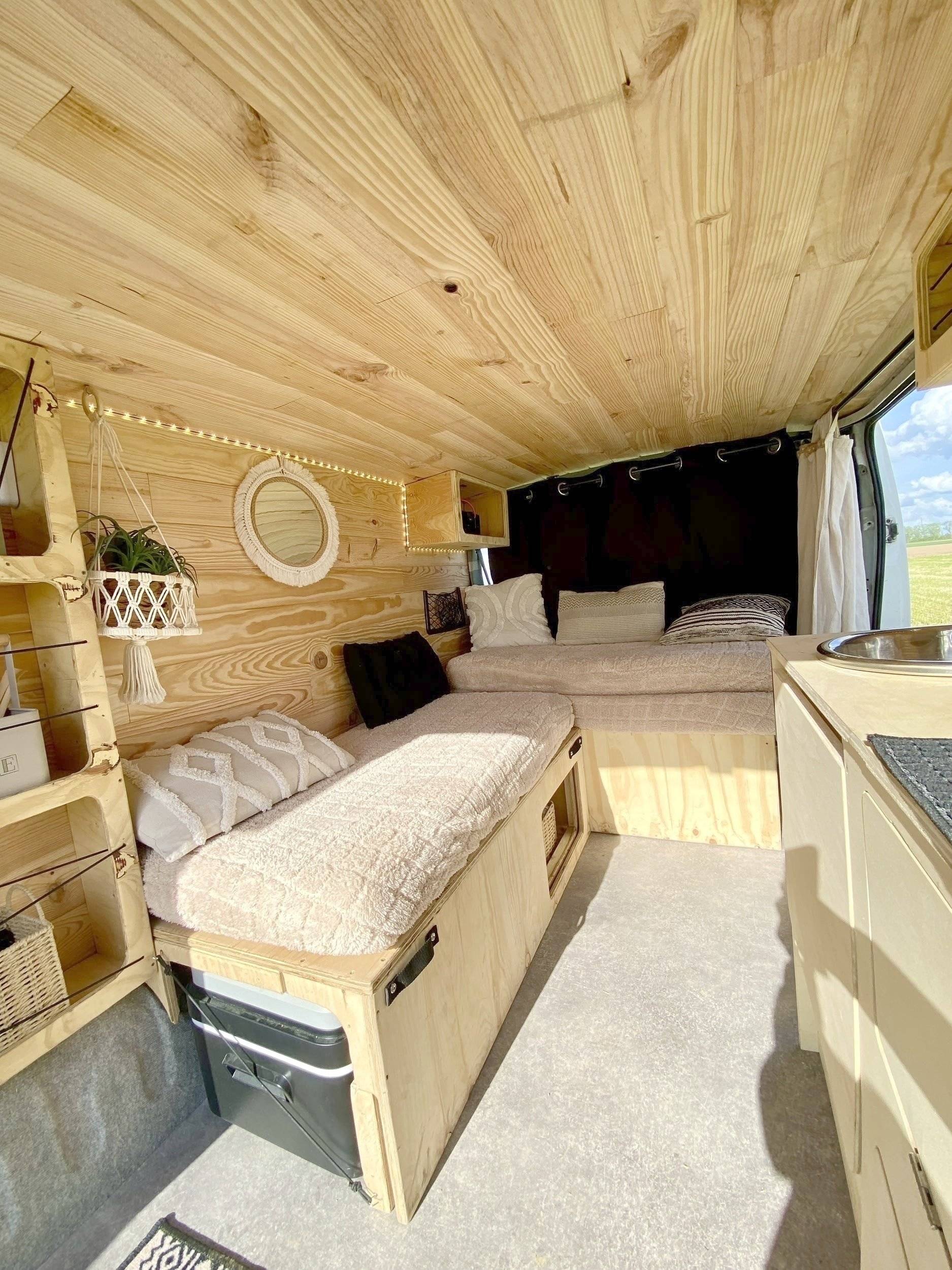 Vista frontale a ¾ Opel Vivaro - Yescapa