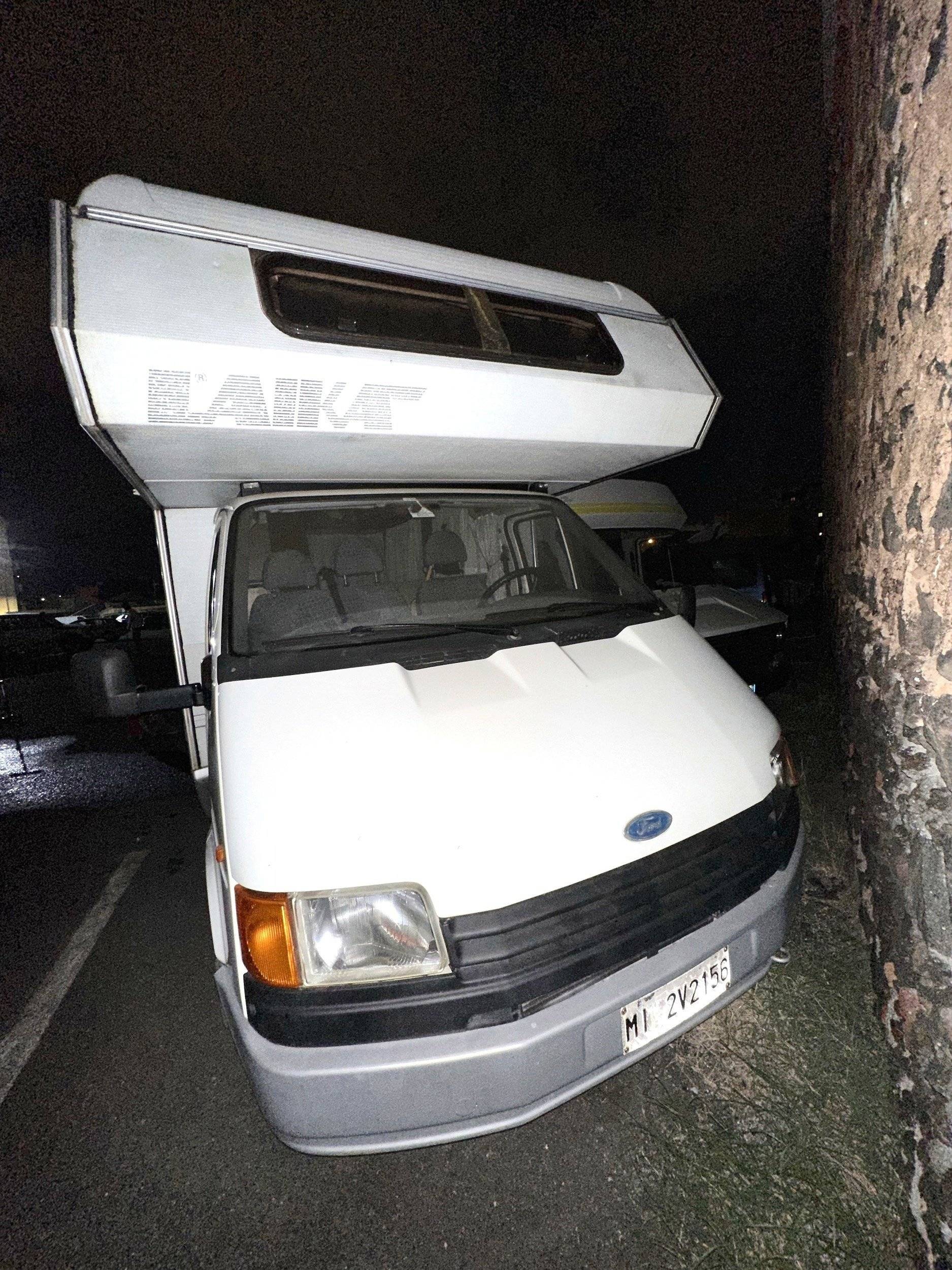 Vue avant de 3/4 Ford Transit - Yescapa