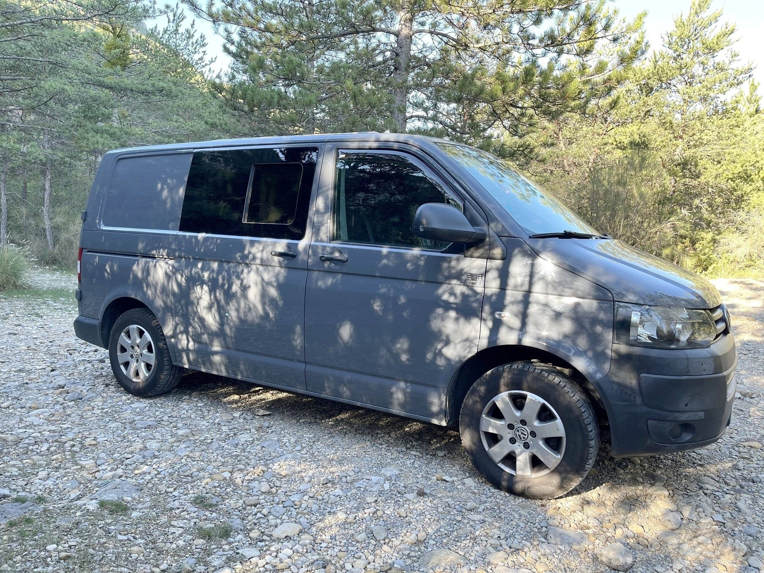 Vista del vehicle angle davanter Volkswagen Volkswagen T5 transporter - Yescapa