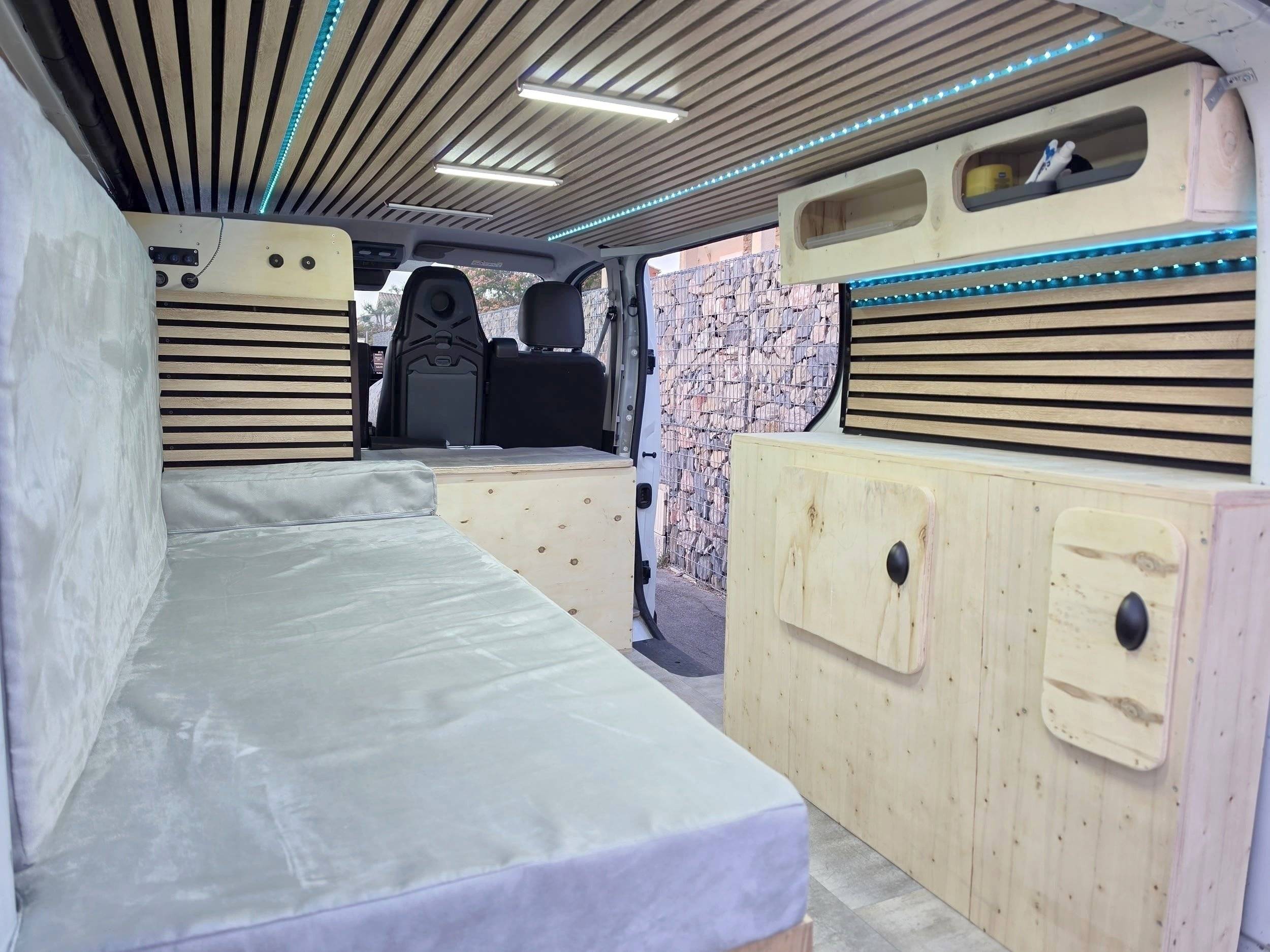 Dining Area Nissan Primastar - Yescapa