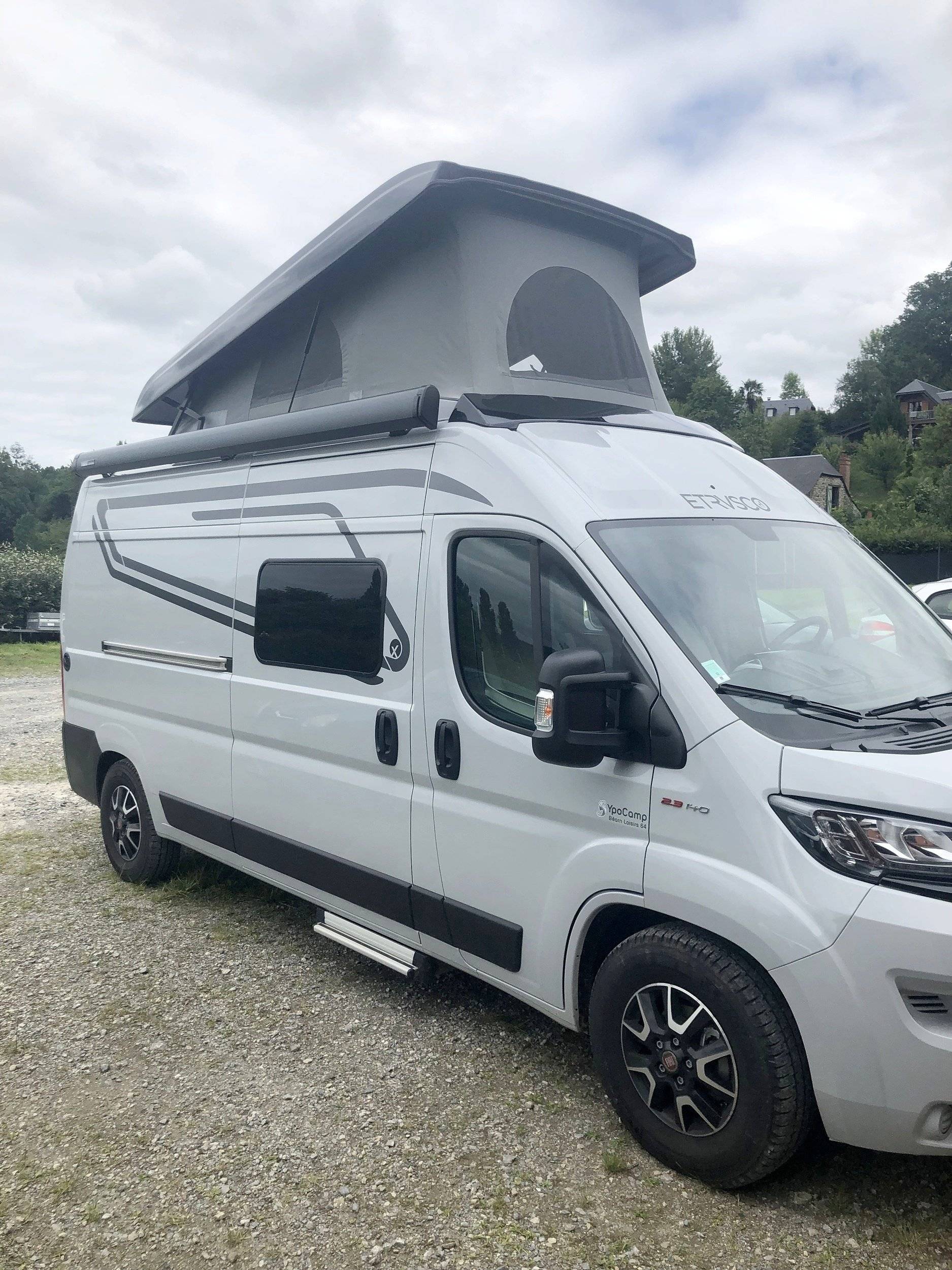 Vue avant de 3/4 Fiat Ducato 140 Multijet - Yescapa