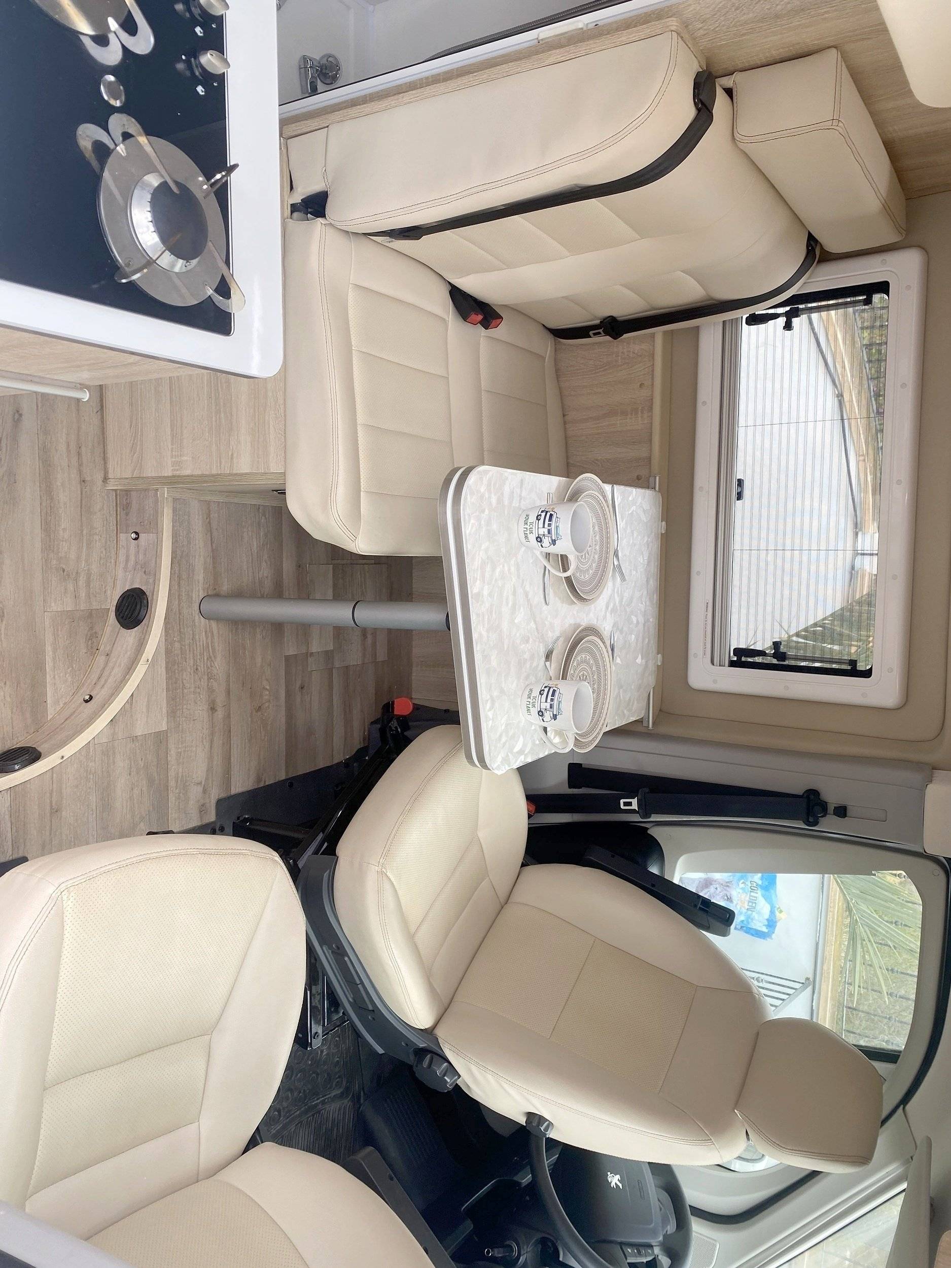Dining Area Peugeot Boxer Furgon Pack 335 L3 H2 BHDI 140 S&amp;S 6 Vel. MA - Yescapa