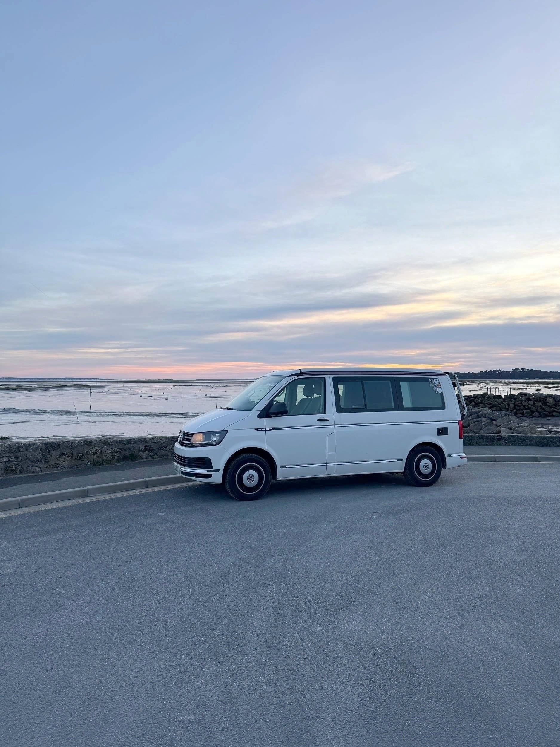 Front view from 3/4 Volkswagen T6 2 l 150 ch - Yescapa