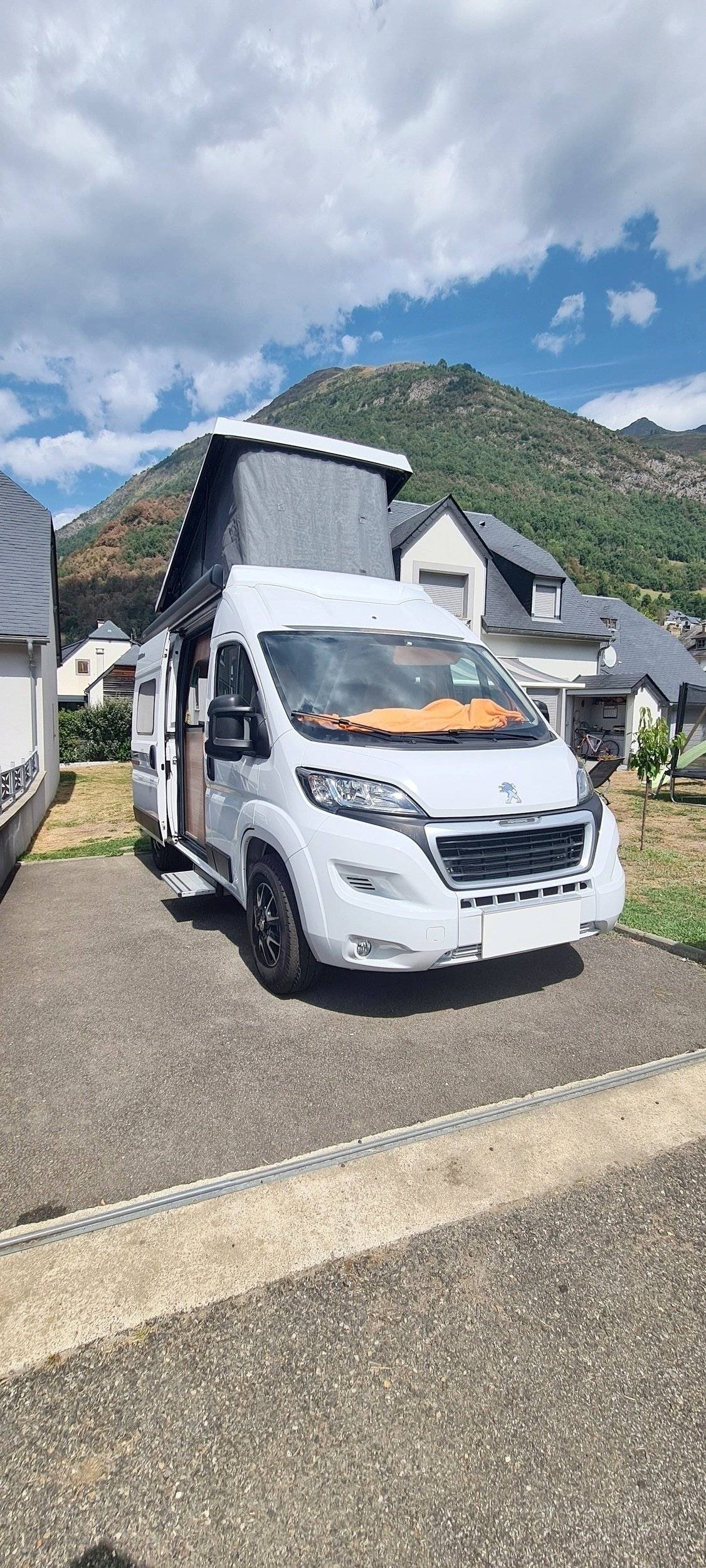 Front view from 3/4 Peugeot - Yescapa