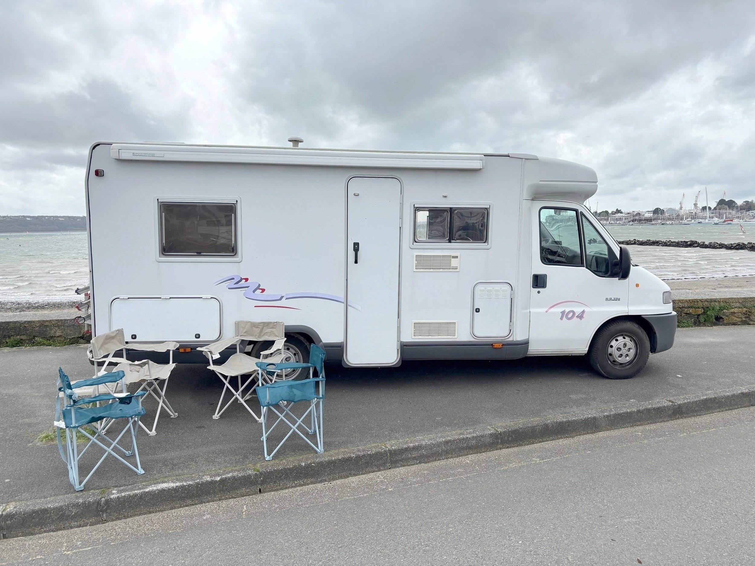 Front view from 3/4 Citroën Jumper 2,2 l 130 ch - Yescapa