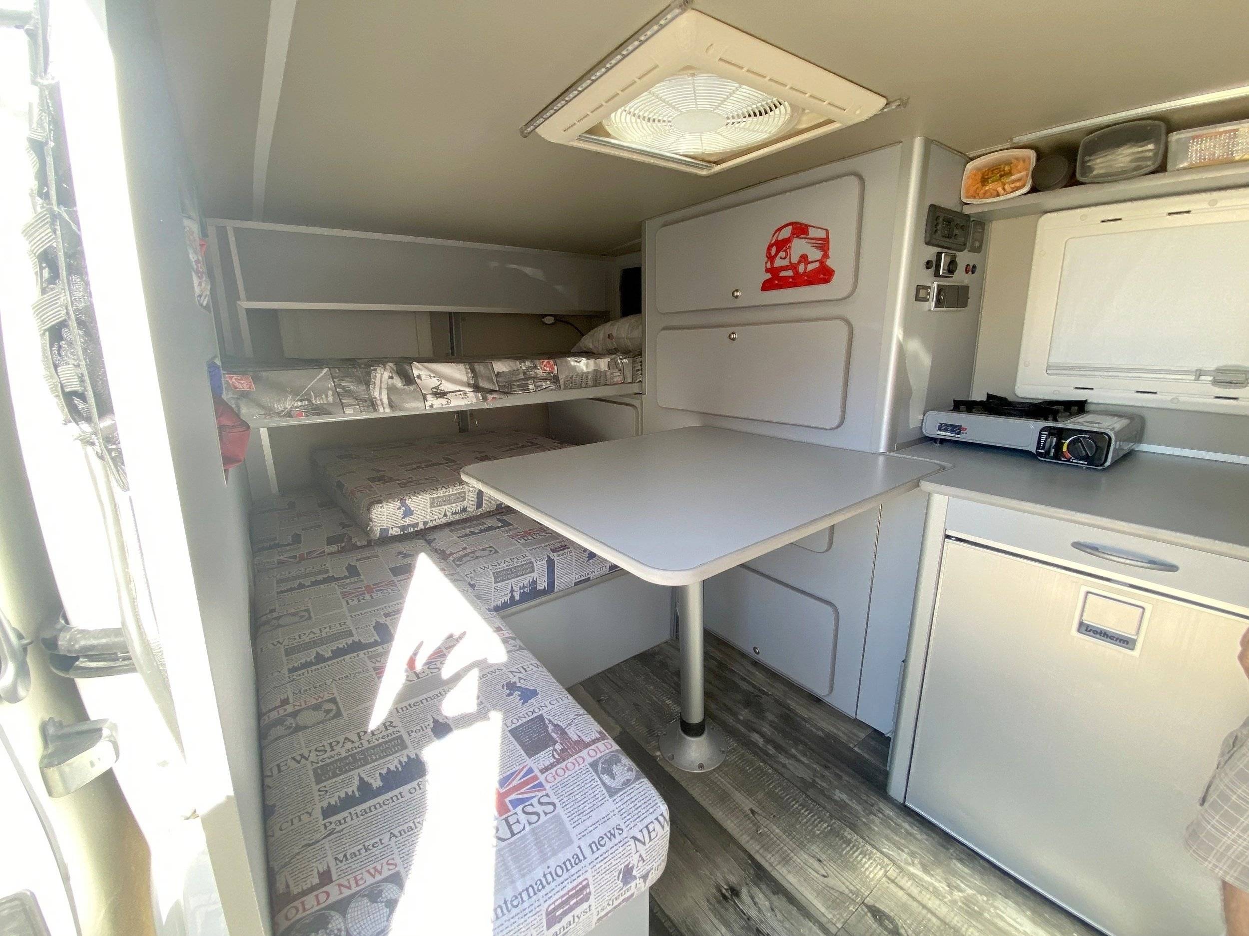 Área de jantar Opel Vivaro Cargo 2.0 CDTI - Yescapa