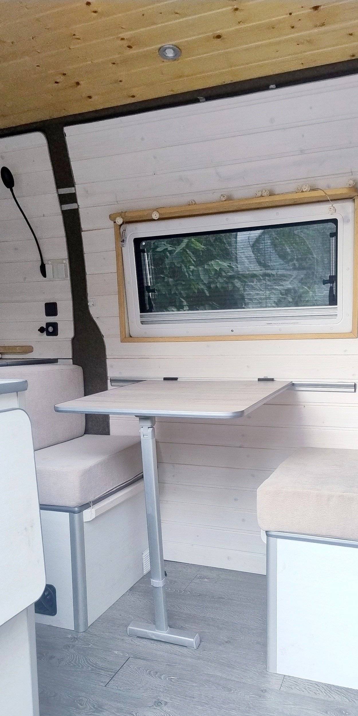 Dining Area Opel Movano - Yescapa