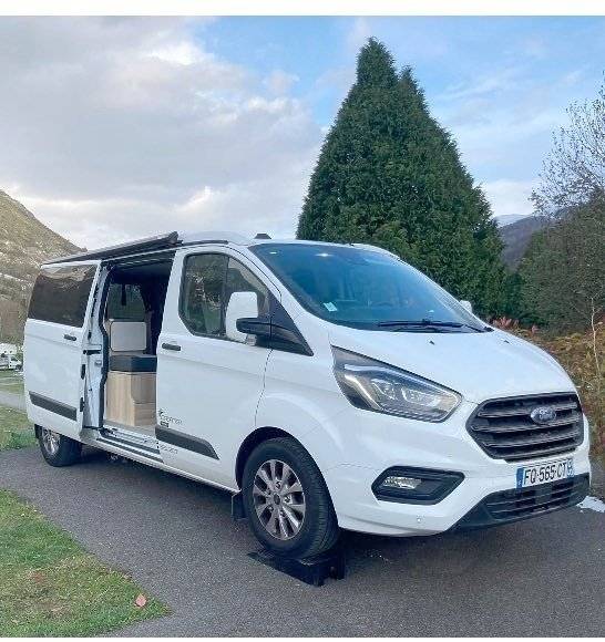 Vista del vehículo ángulo delantero Ford Transit Custom 2,0 l 130 ch - Yescapa