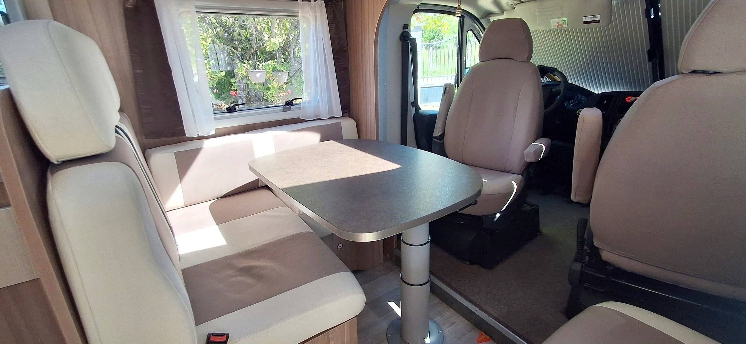 Área de jantar Fiat Ducato 2,3 l 130 ch - Yescapa