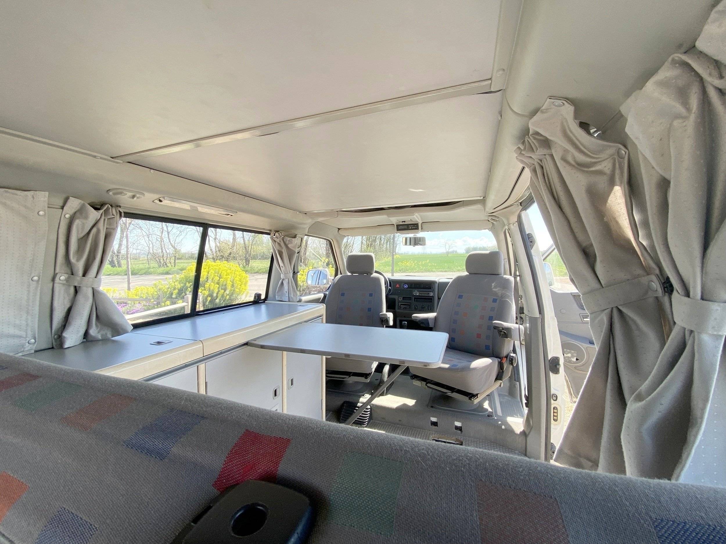Área de jantar Volkswagen T4 TDI 2.5L - Yescapa