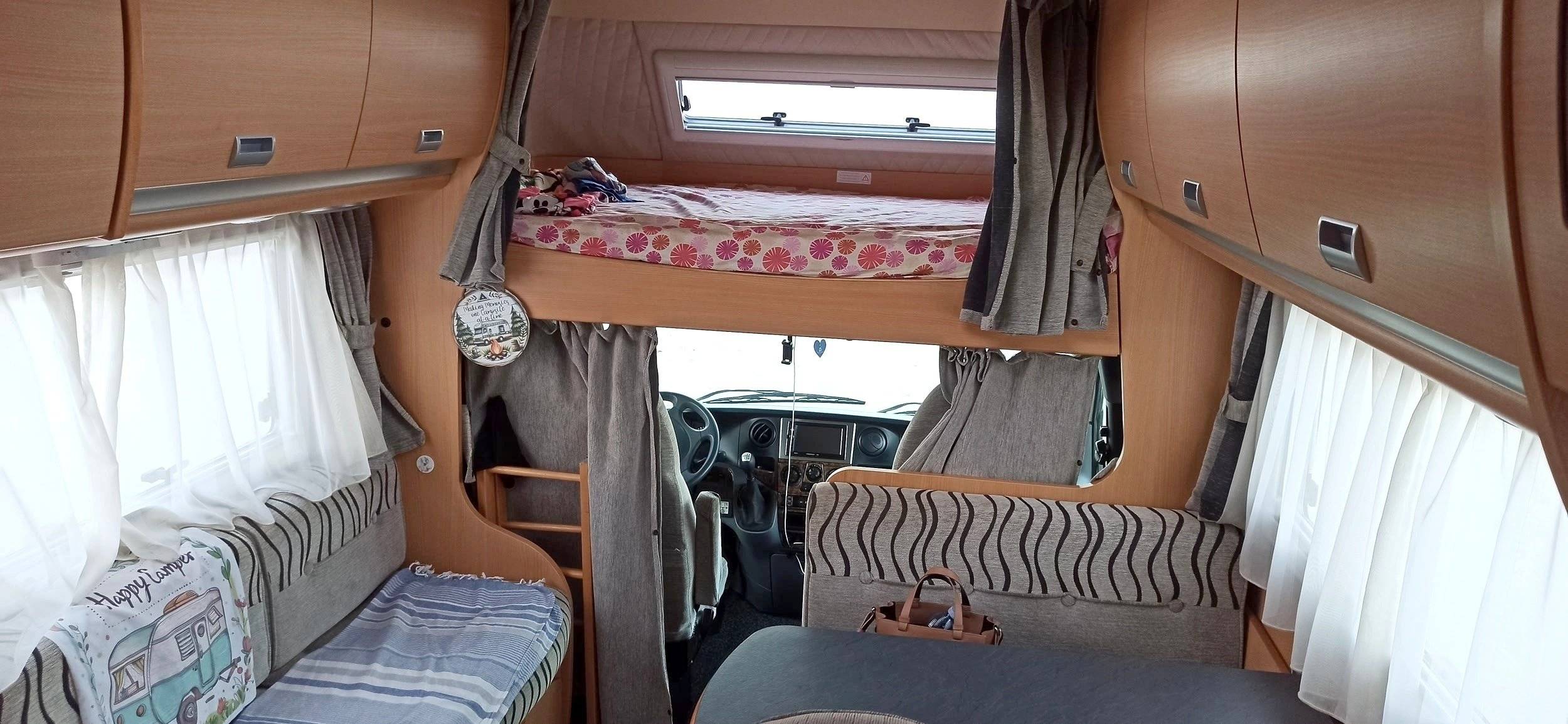 Dining Area Iveco - Yescapa