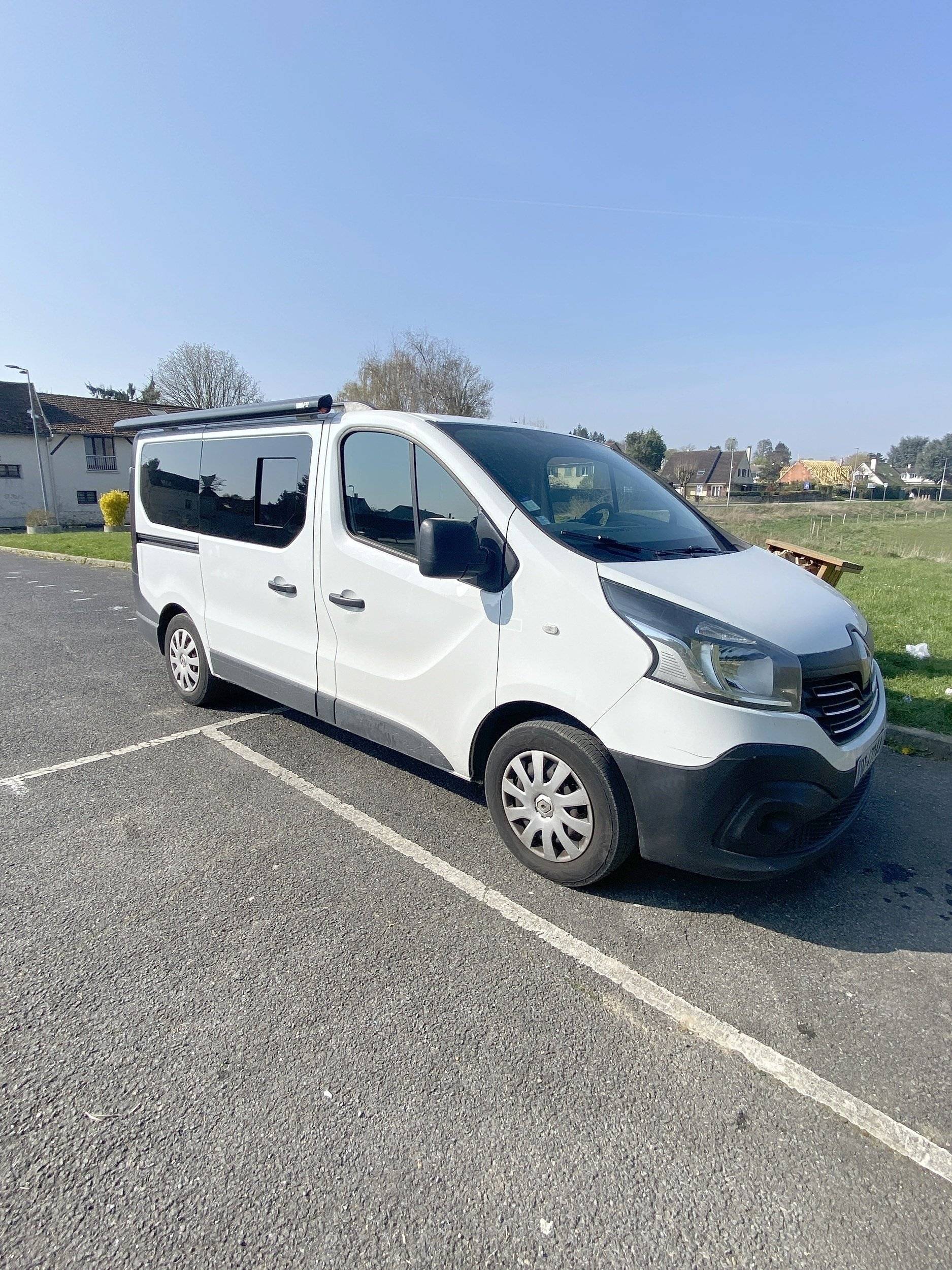 schräge Vorderansicht Renault 2,0 l dCi 115 ch - Yescapa