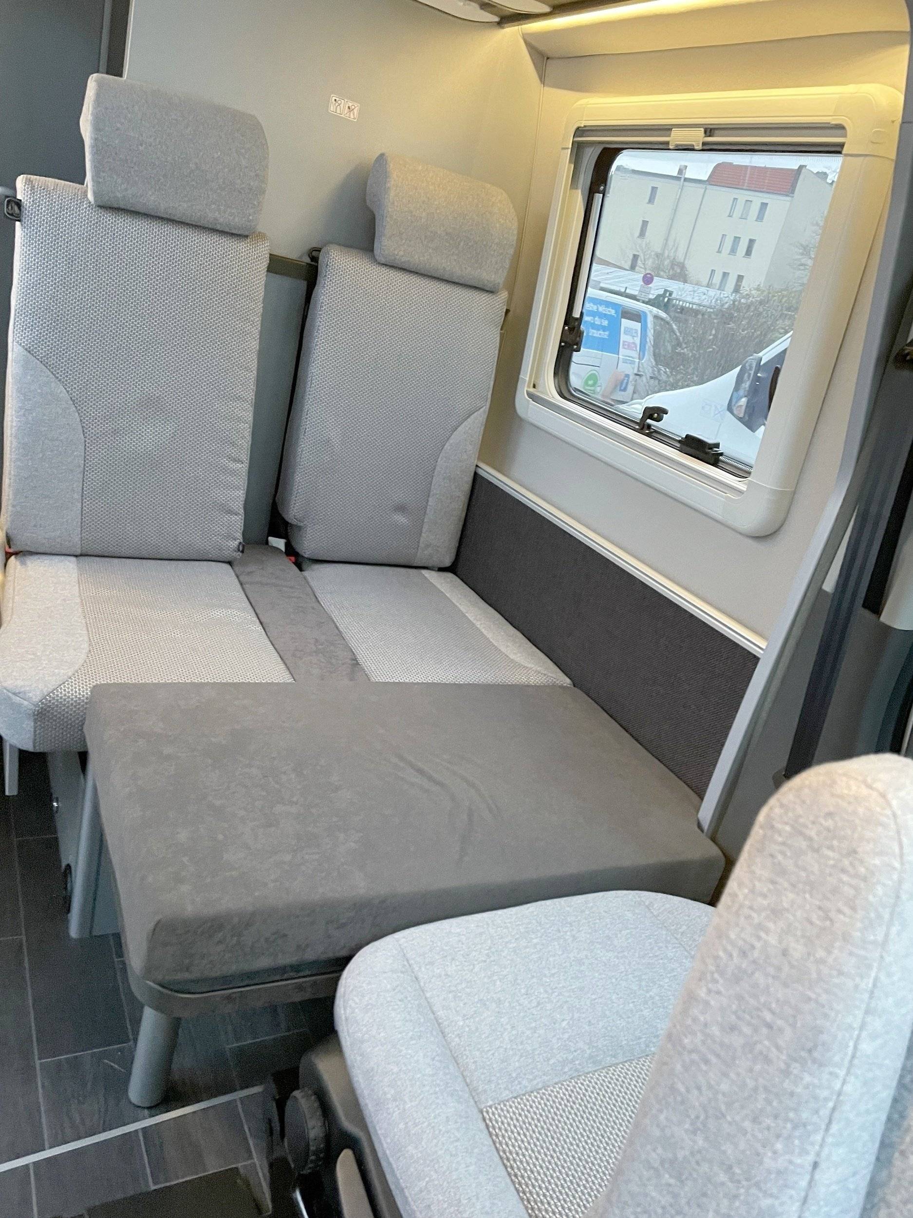 Dining Area Ford ford transit - Yescapa