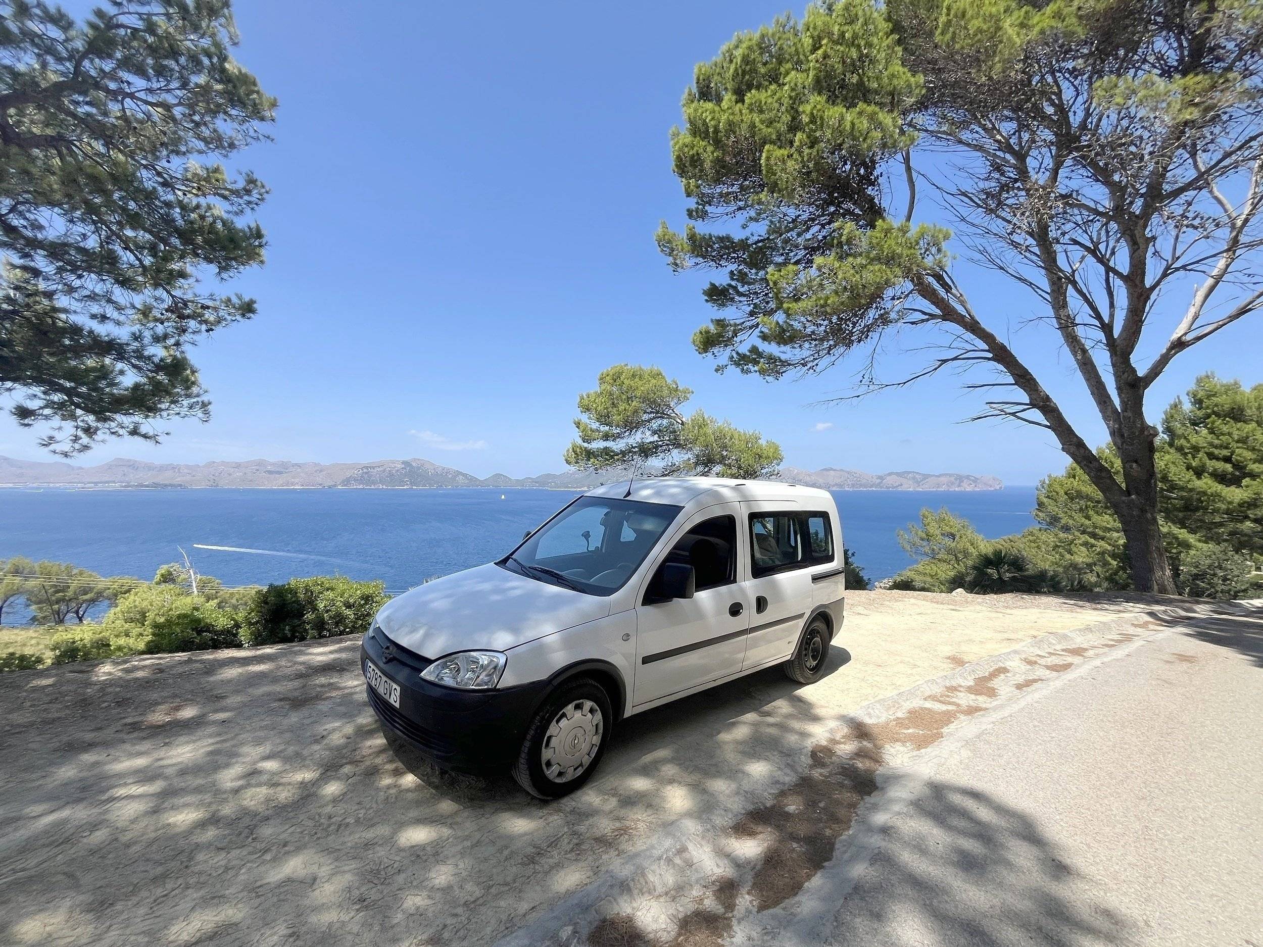 Front view from 3/4 Opel - Yescapa