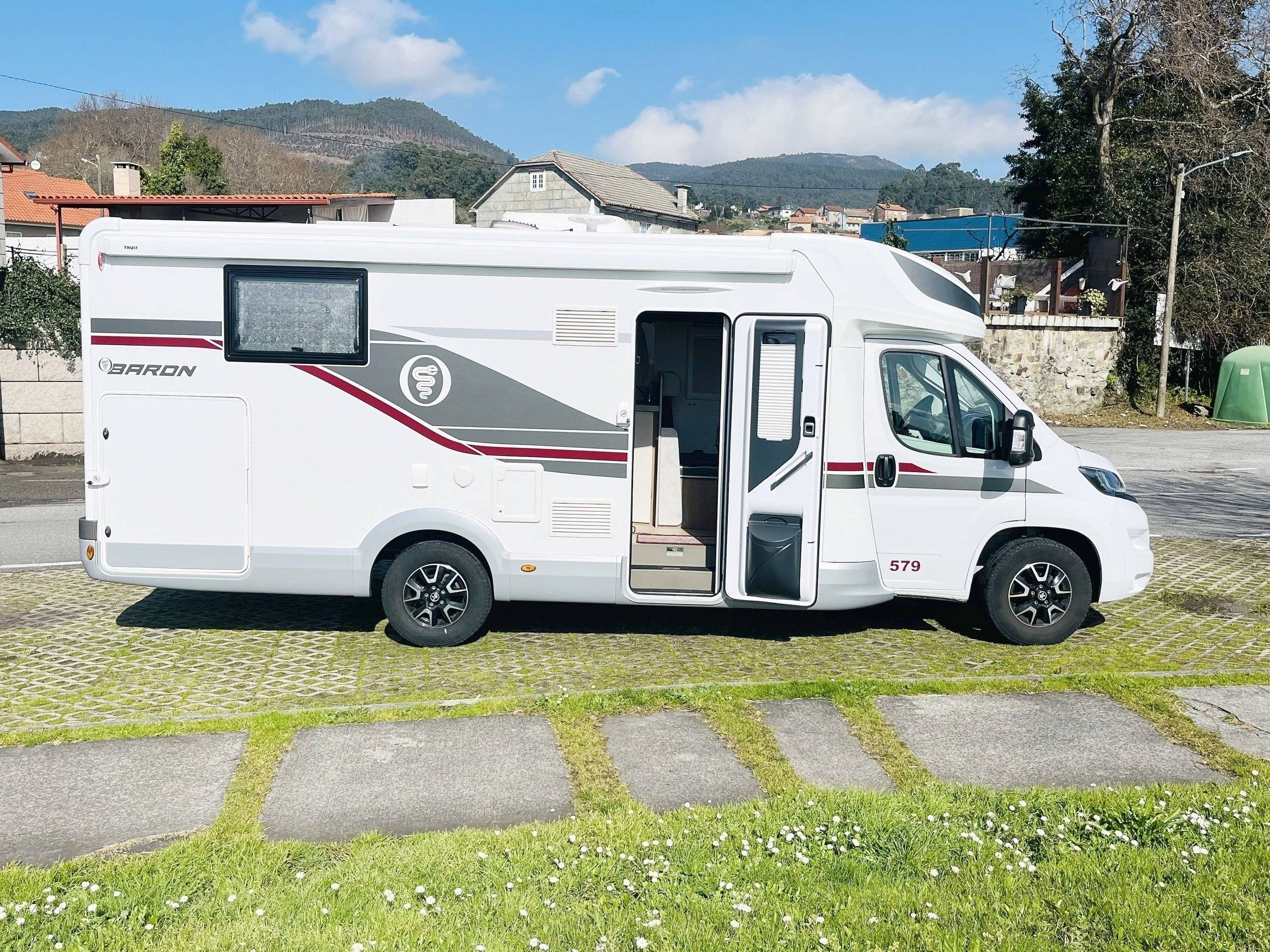 Vista de 3/4 Peugeot Boxer - Yescapa