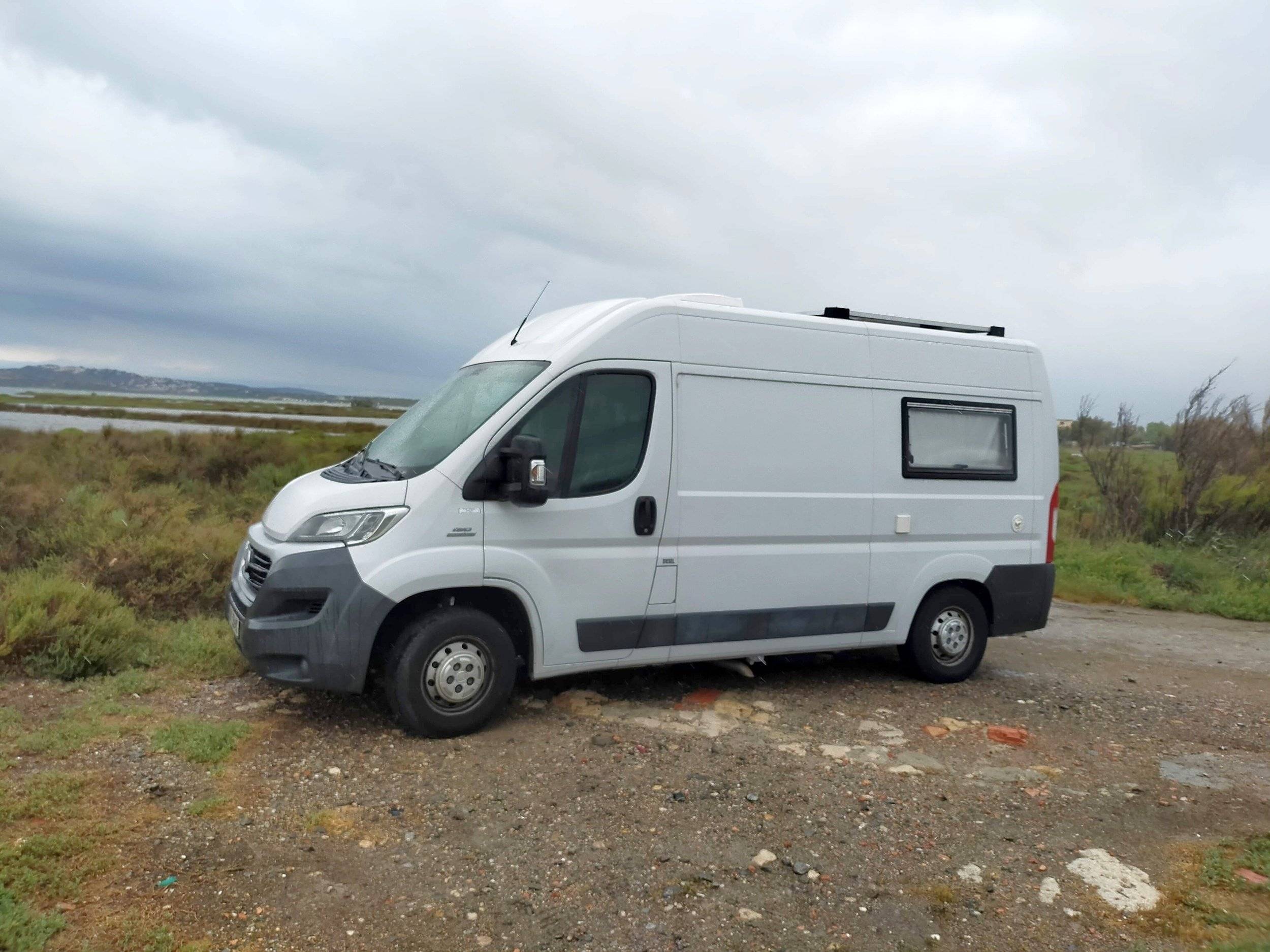 Vista de 3/4 Fiat Ducato L2H2 130 2,3 Multijet - Yescapa