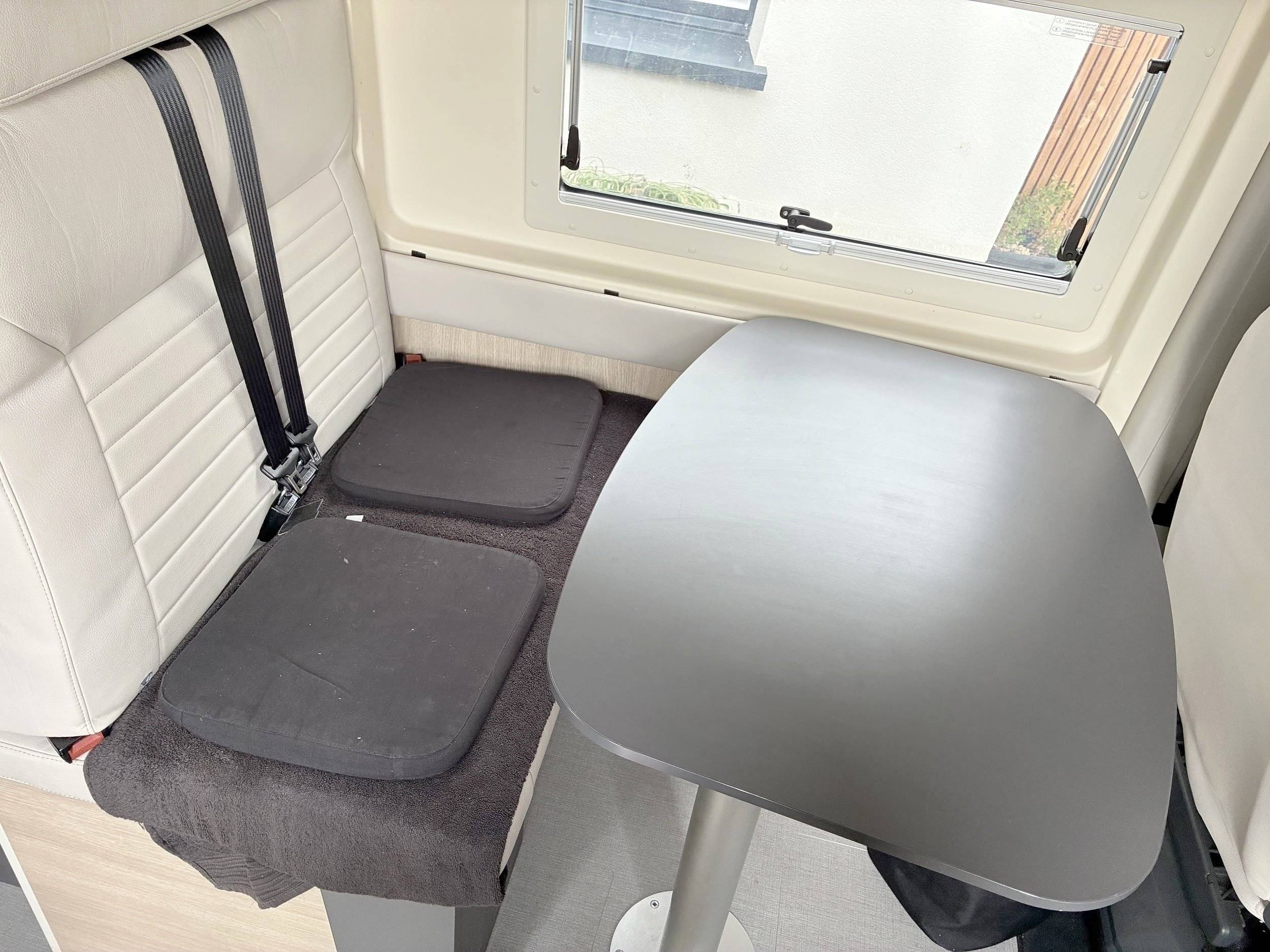 Dining Area Fiat Ducato 2,2 140 cv AUTOMATIQUE - Yescapa