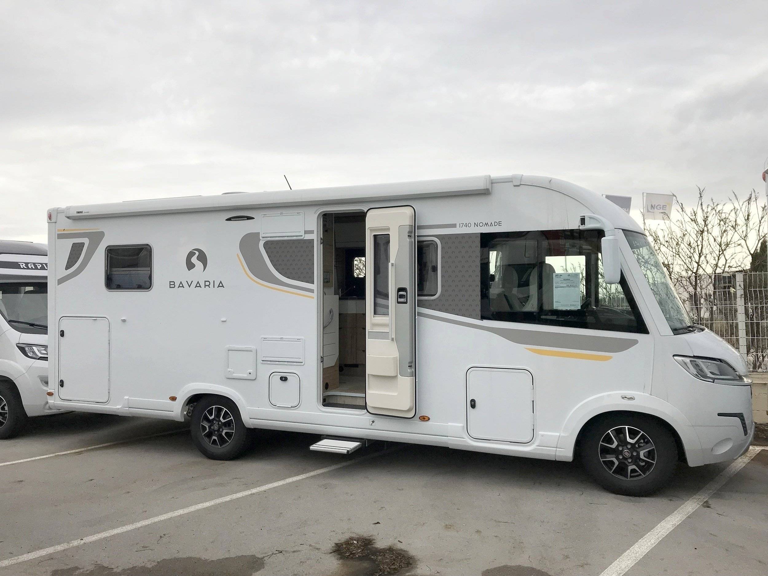 Front view from 3/4  - Yescapa