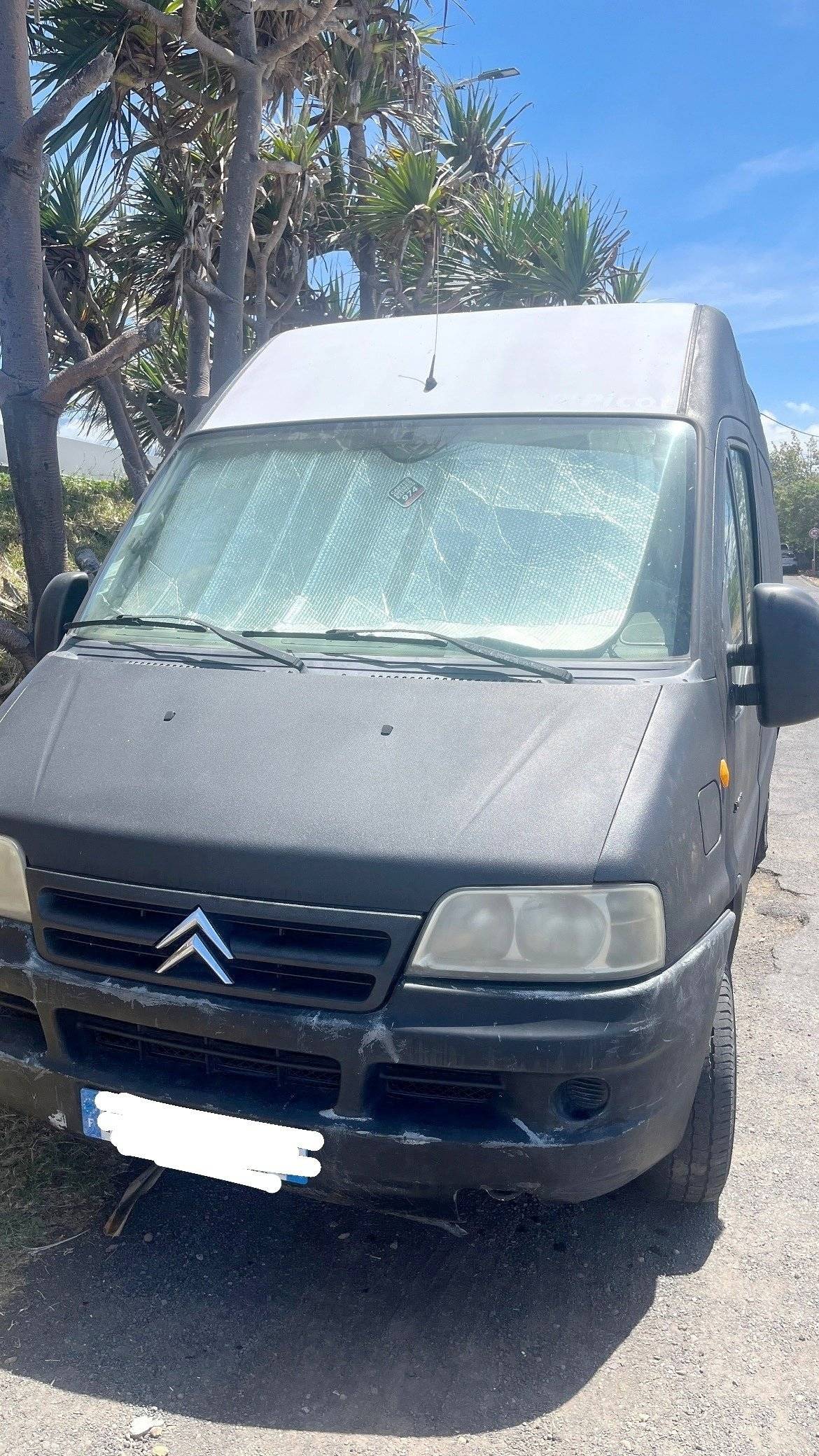 Vue avant de 3/4 Citroën Jumper - Yescapa