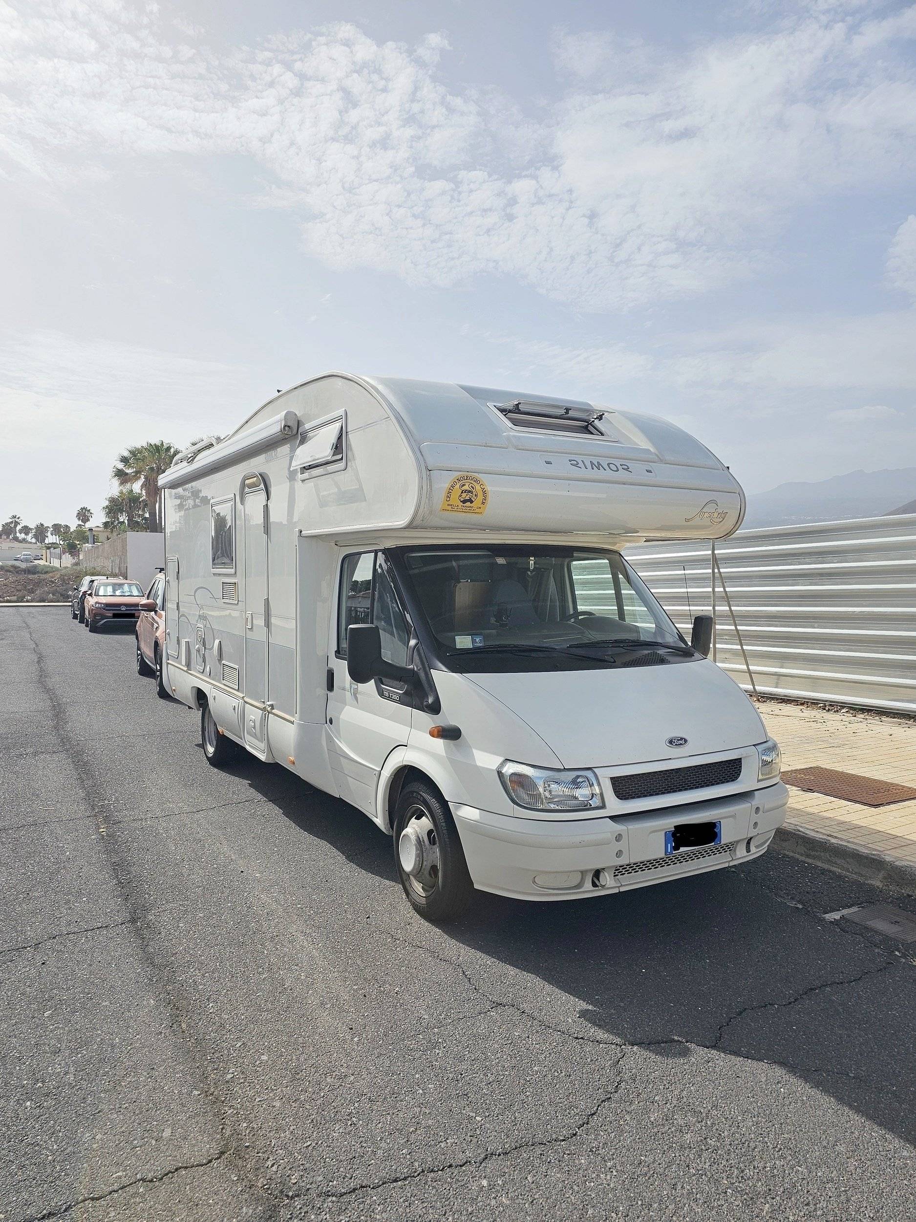 schräge Vorderansicht Ford - Yescapa