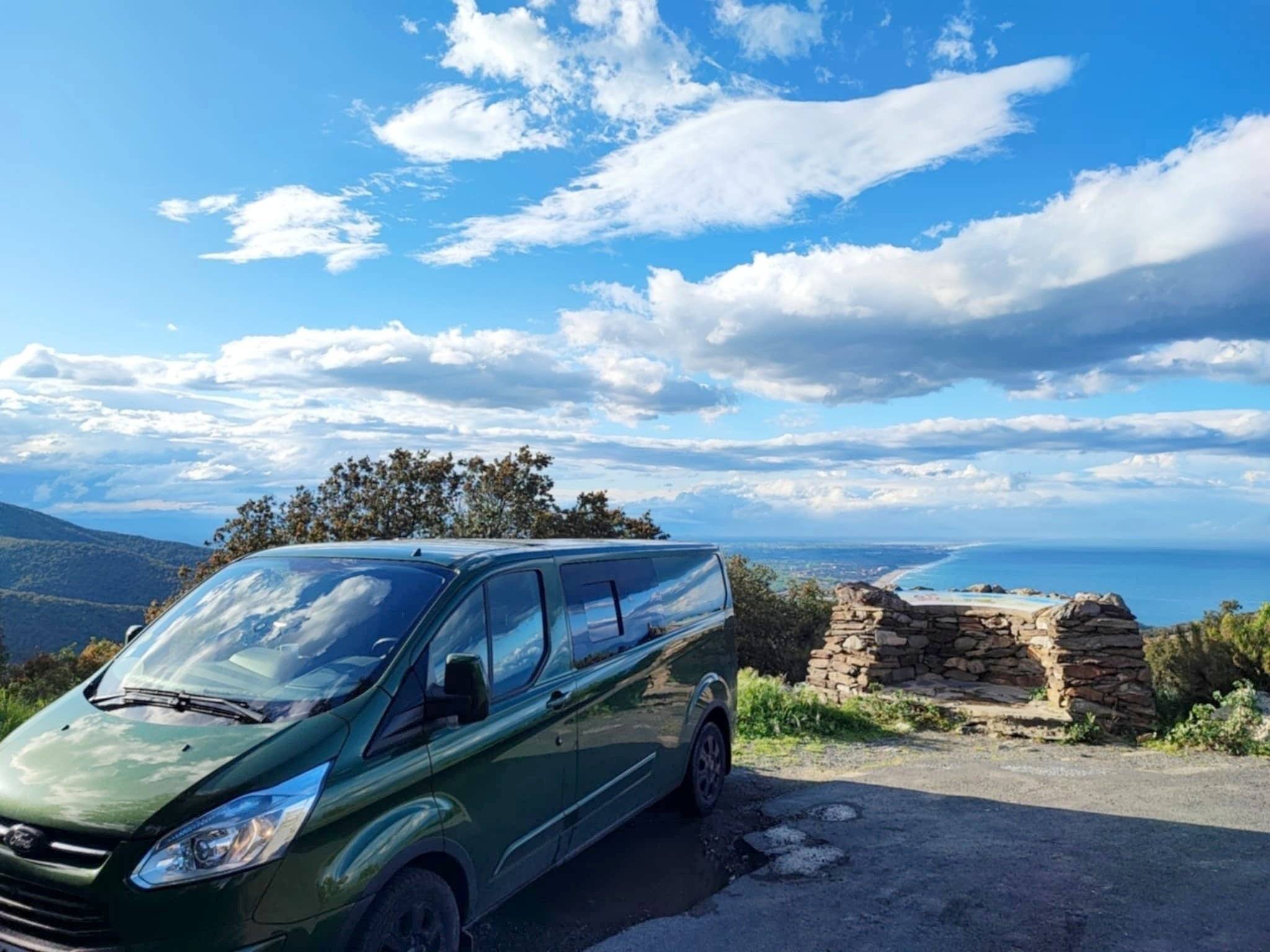Vue avant de 3/4 Ford FORD TRANSIT CUSTOM - Yescapa