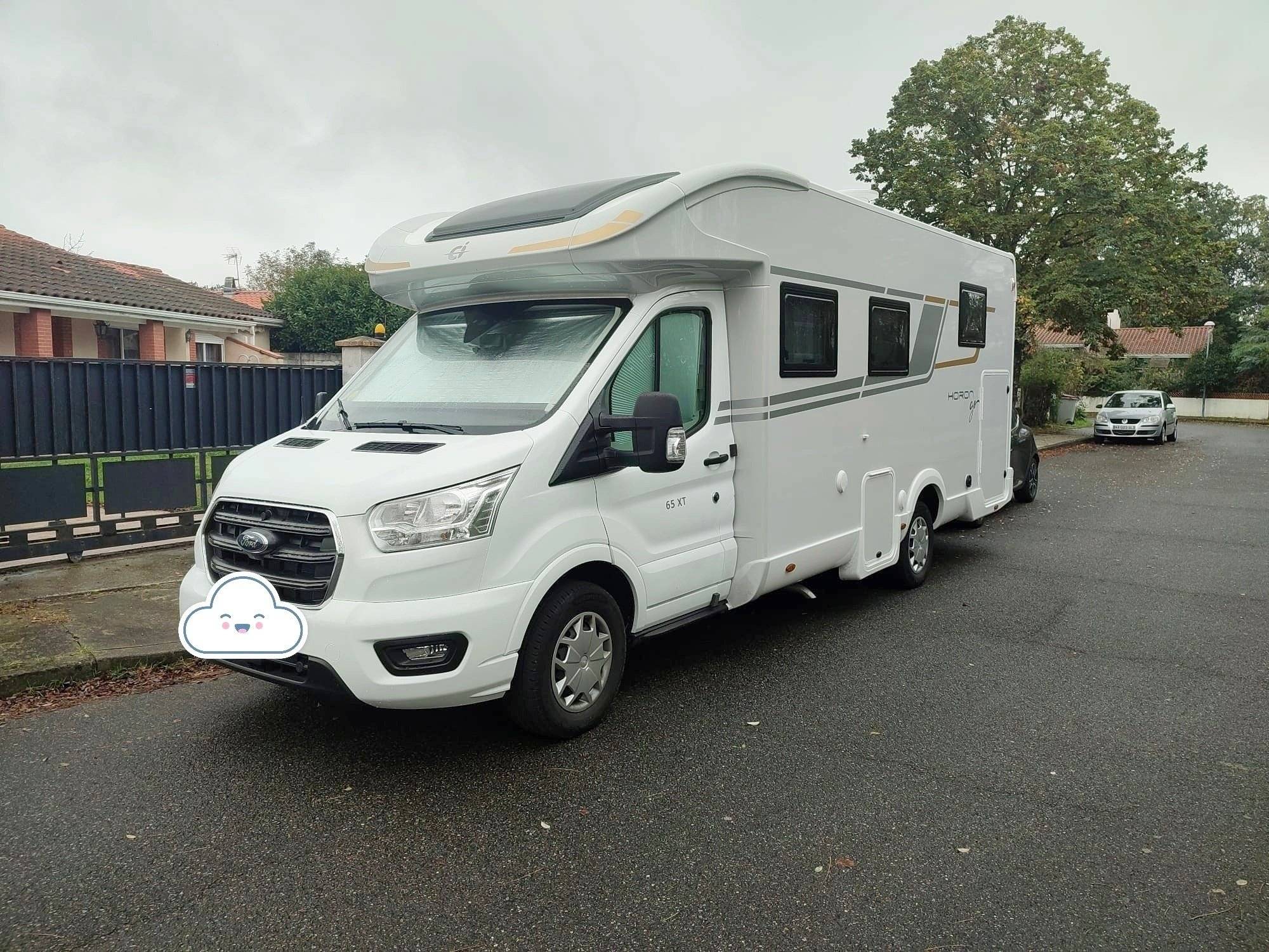 schräge Vorderansicht Ford Transit 2,0 l 170 ch - Yescapa