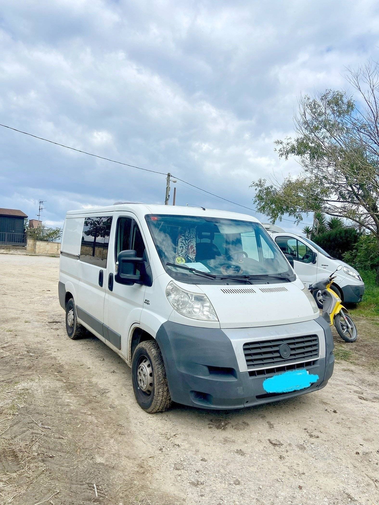 Vue avant de 3/4 Fiat - Yescapa