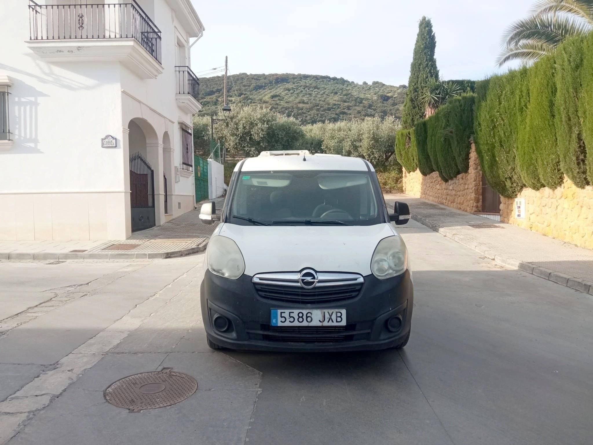 Vista del vehicle angle davanter Opel Combo - Yescapa