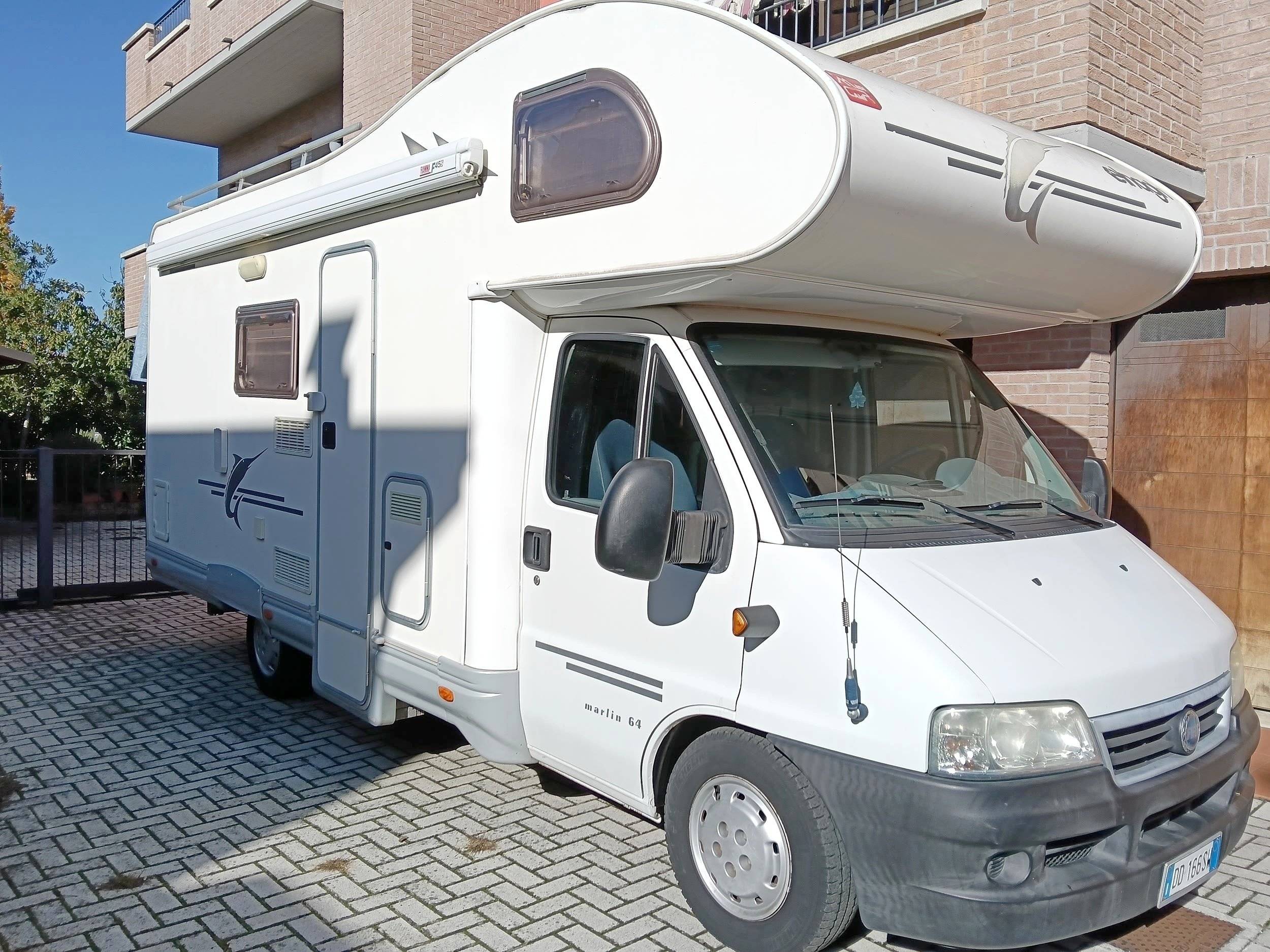 Vue avant de 3/4 Fiat Ducato 2.8 jtd - Yescapa