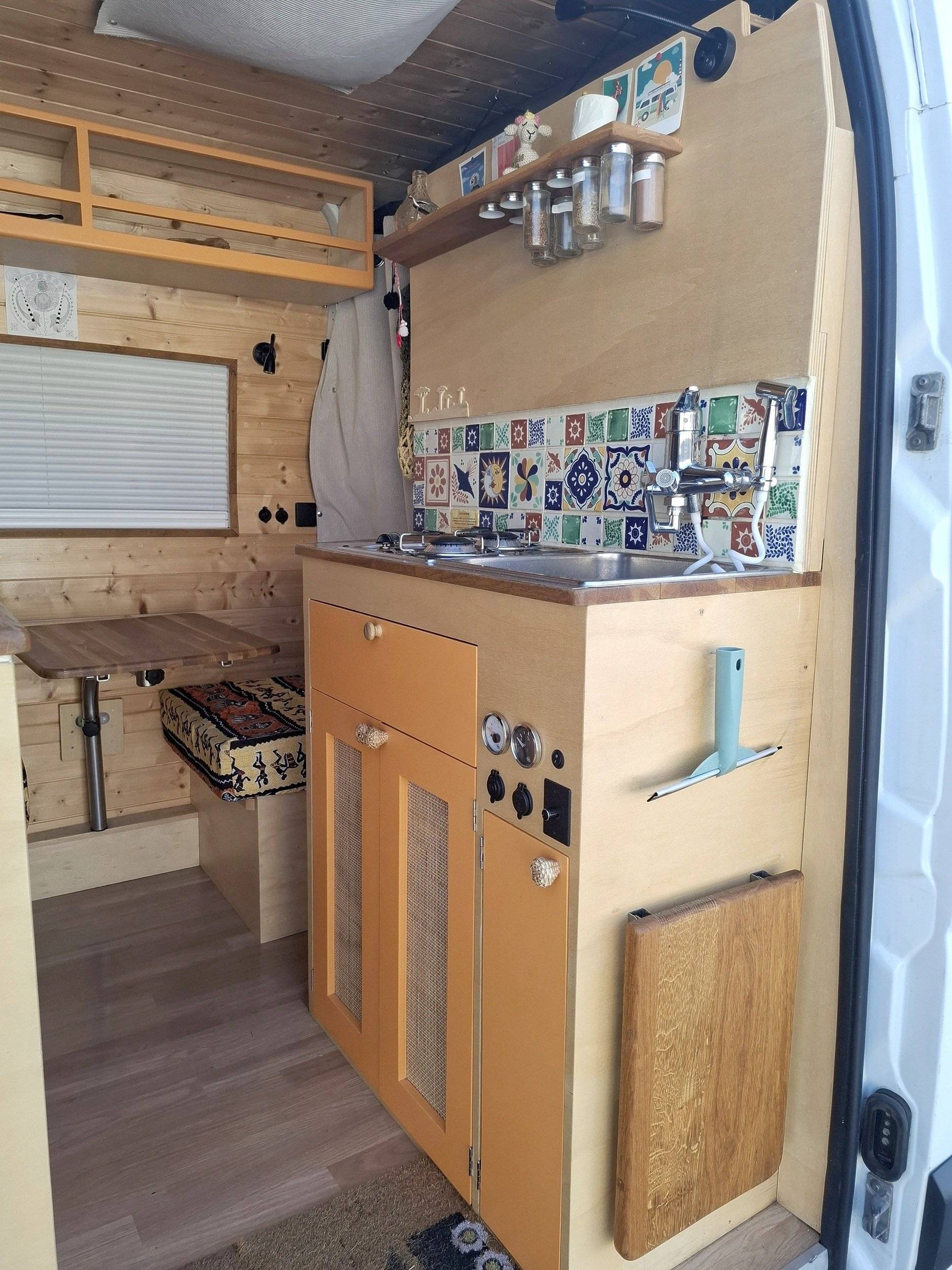 Dining Area Nissan NV 400 - Yescapa