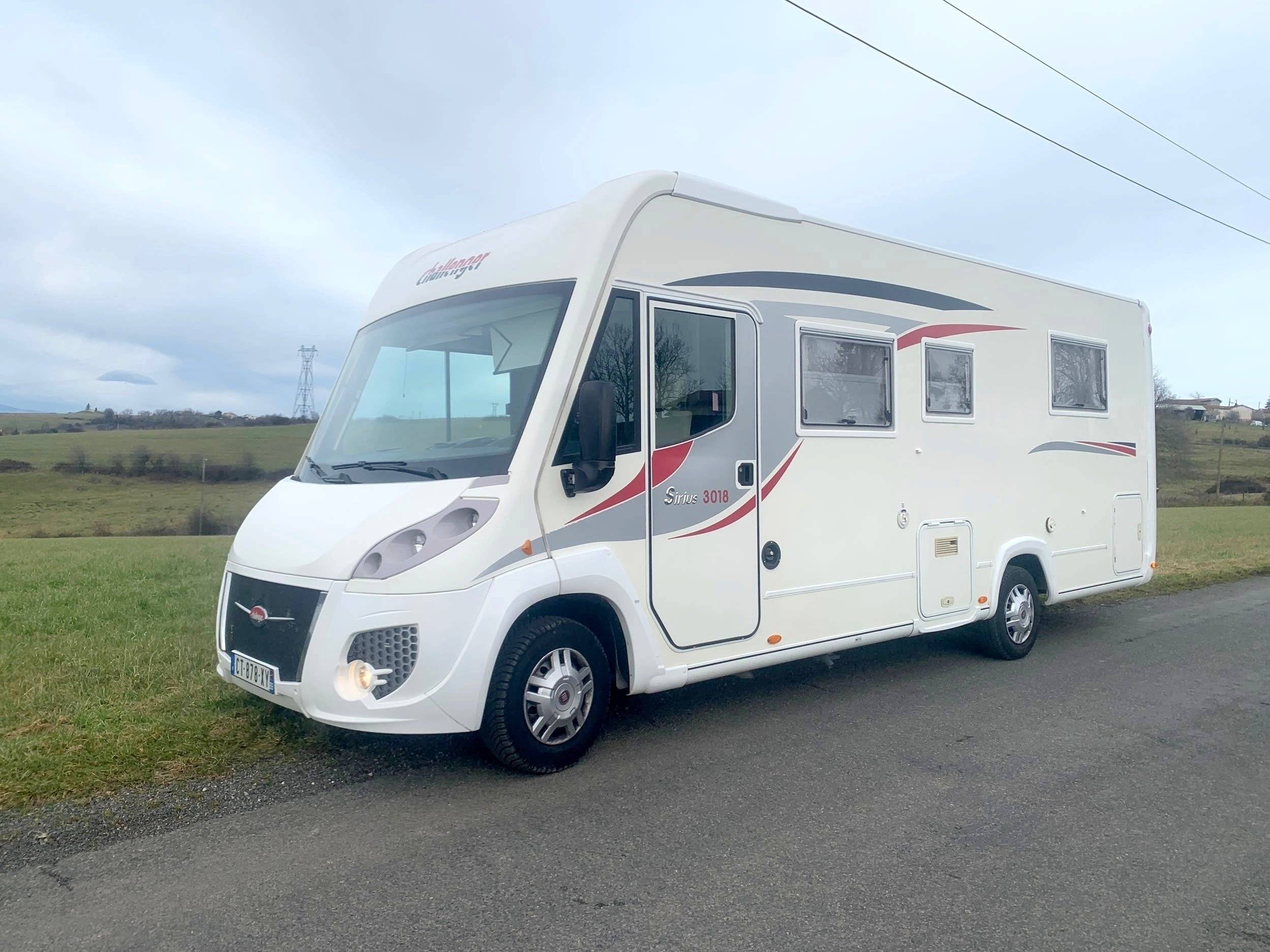 schräge Vorderansicht Fiat challenger - Yescapa