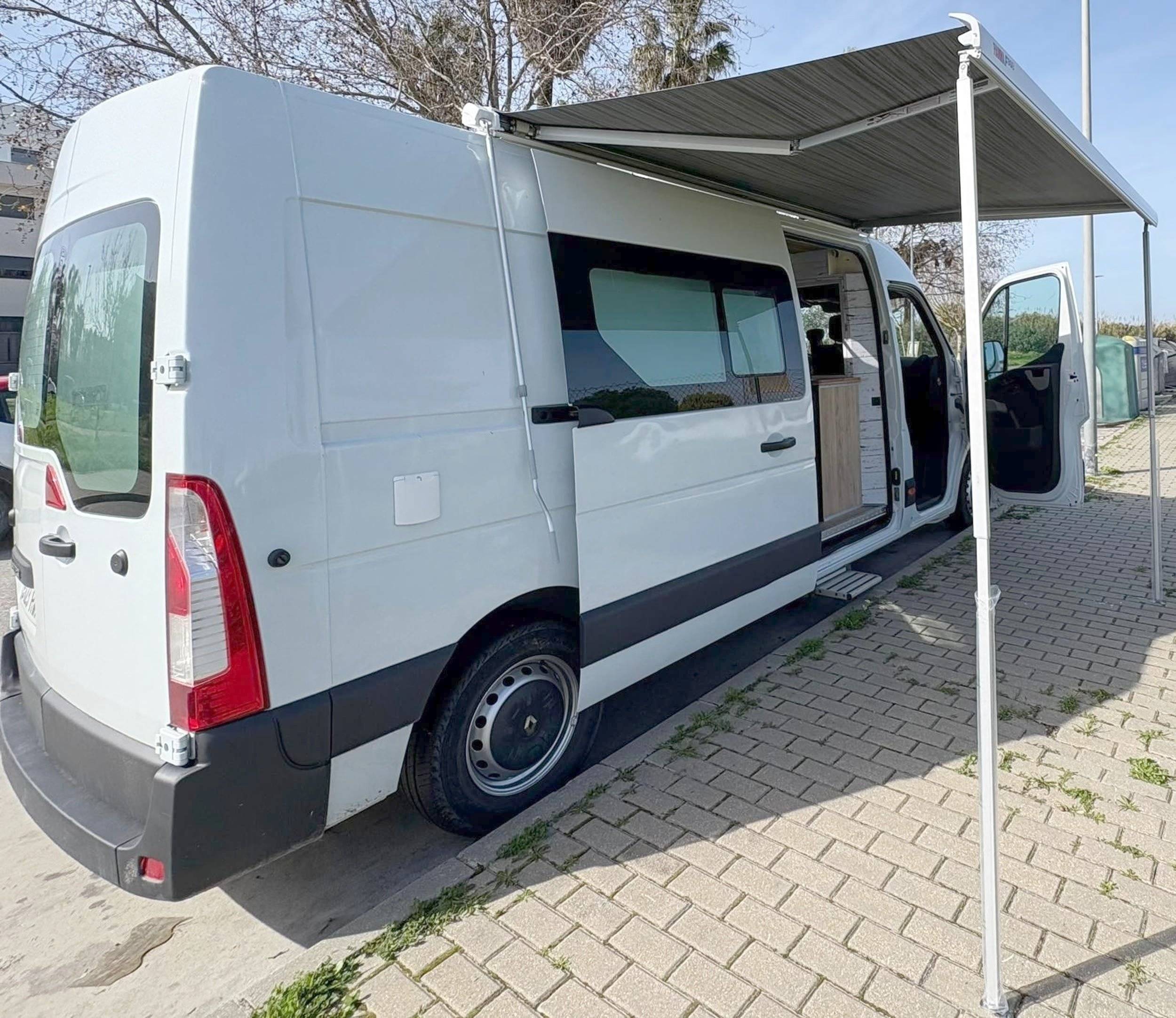 Voorkant 3/4 Renault Master 2,3 l 135 ch - Yescapa