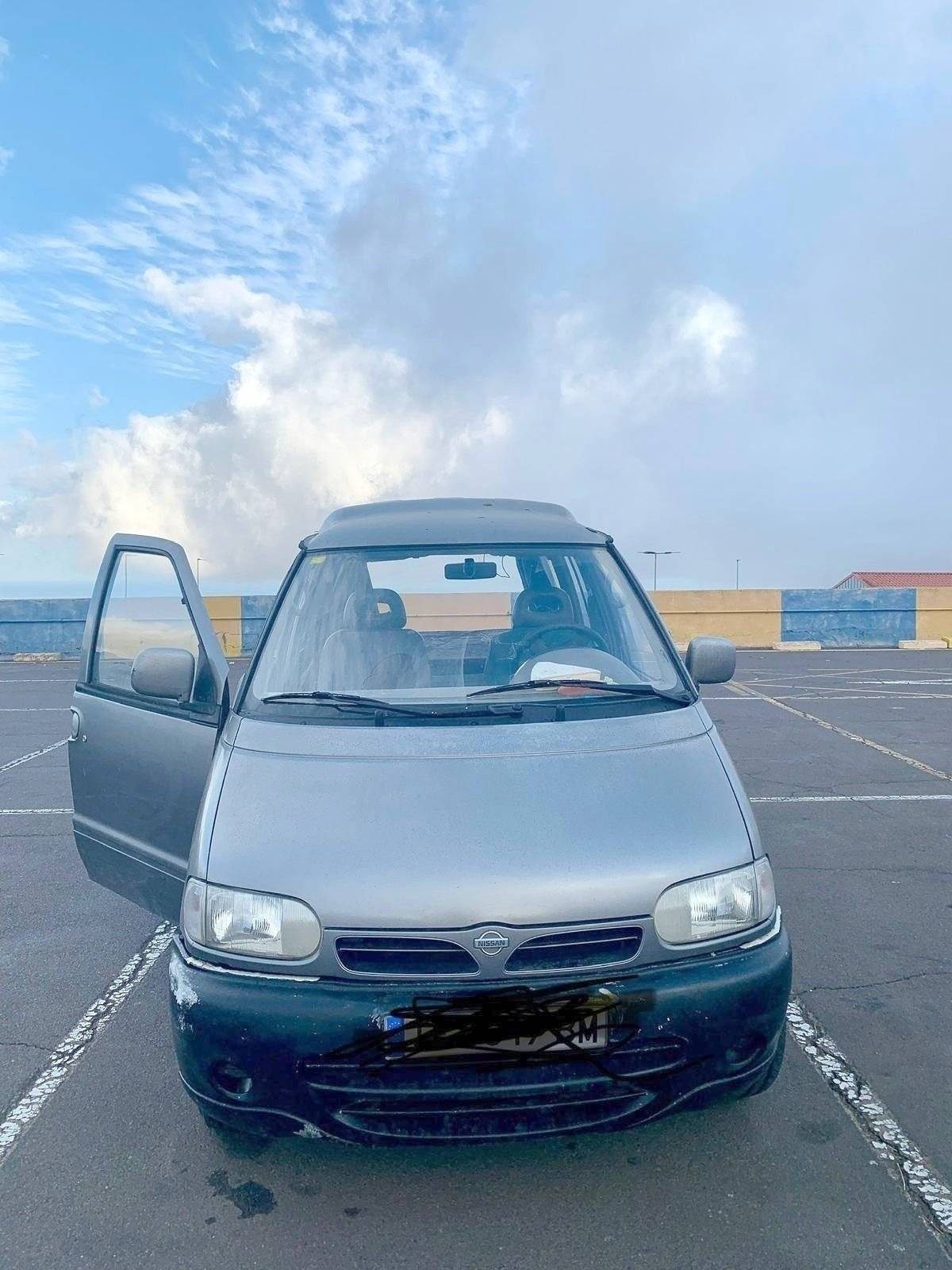 Vue avant de 3/4 Nissan - Yescapa