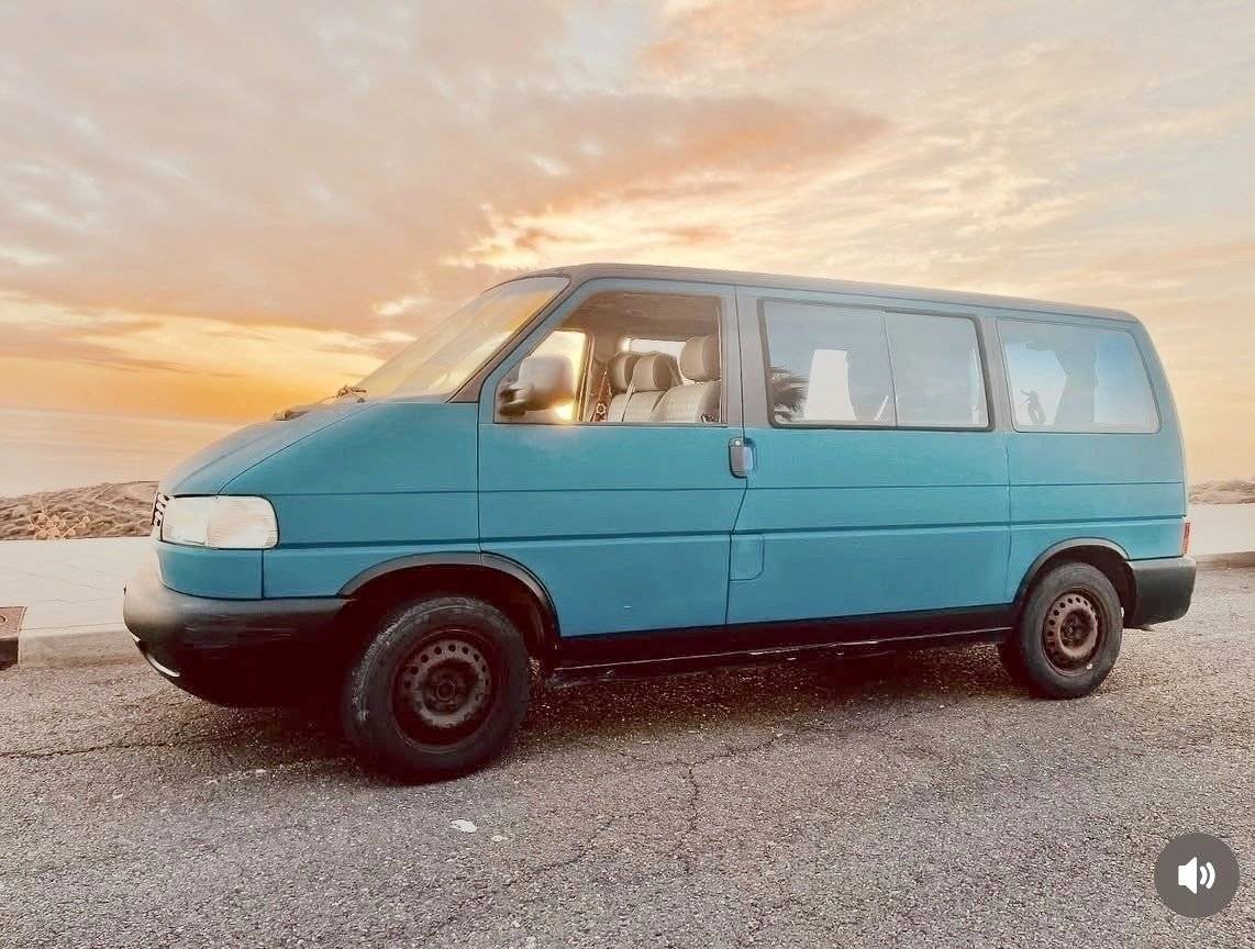 schräge Vorderansicht Volkswagen Transporter T4 Multivan - Yescapa