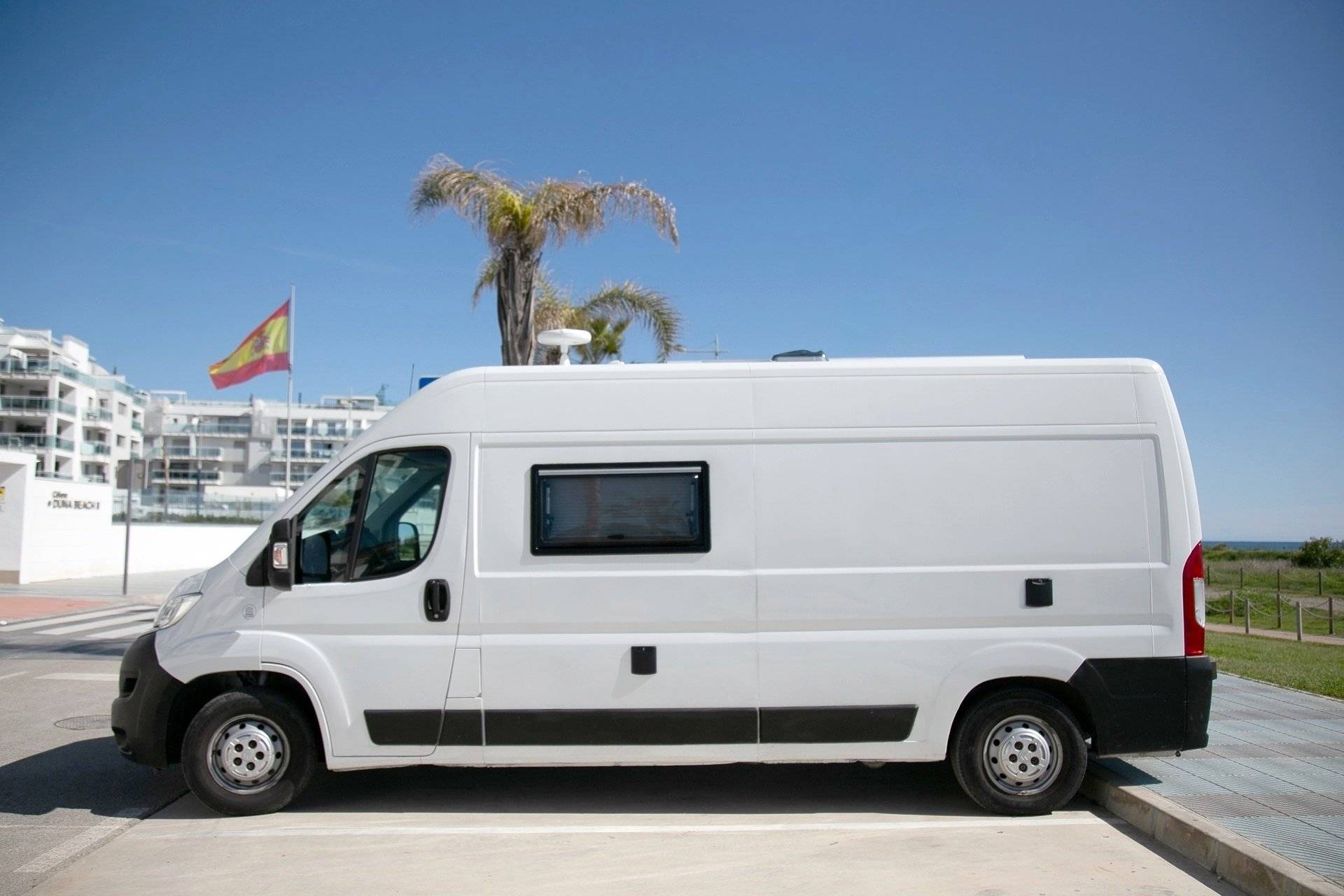 schräge Vorderansicht Citroën Jumper 2.0 hdi 130 cvs - Yescapa