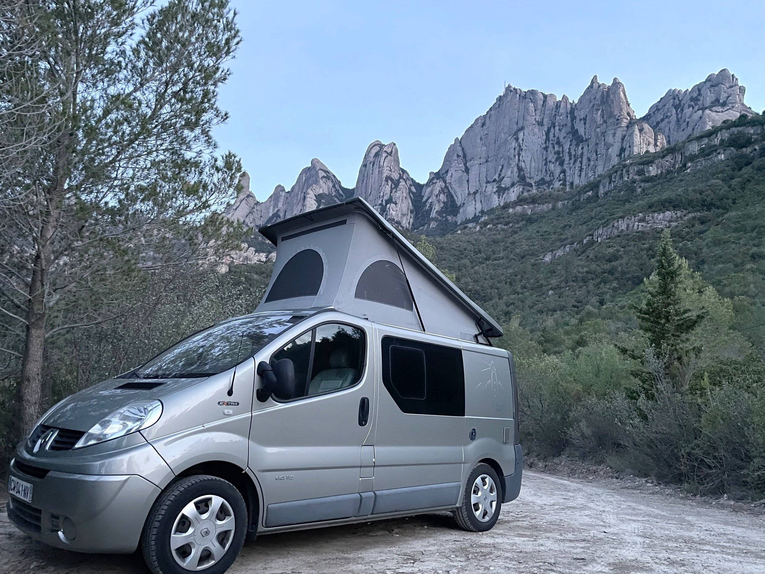 Voorkant 3/4 Renault Trafic - Yescapa