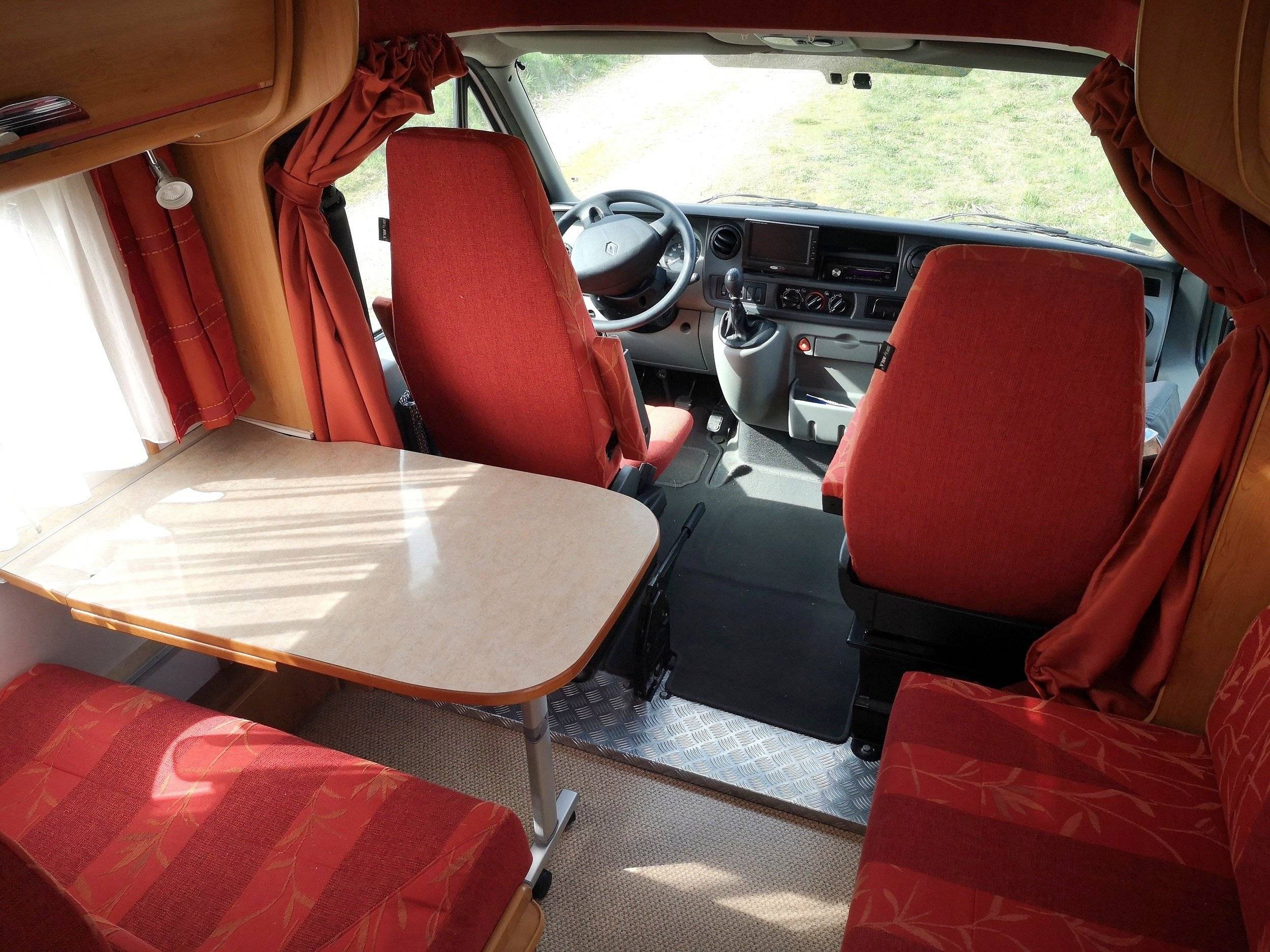 Área de jantar Renault Master 2,5 l dCi 150 ch. - Yescapa