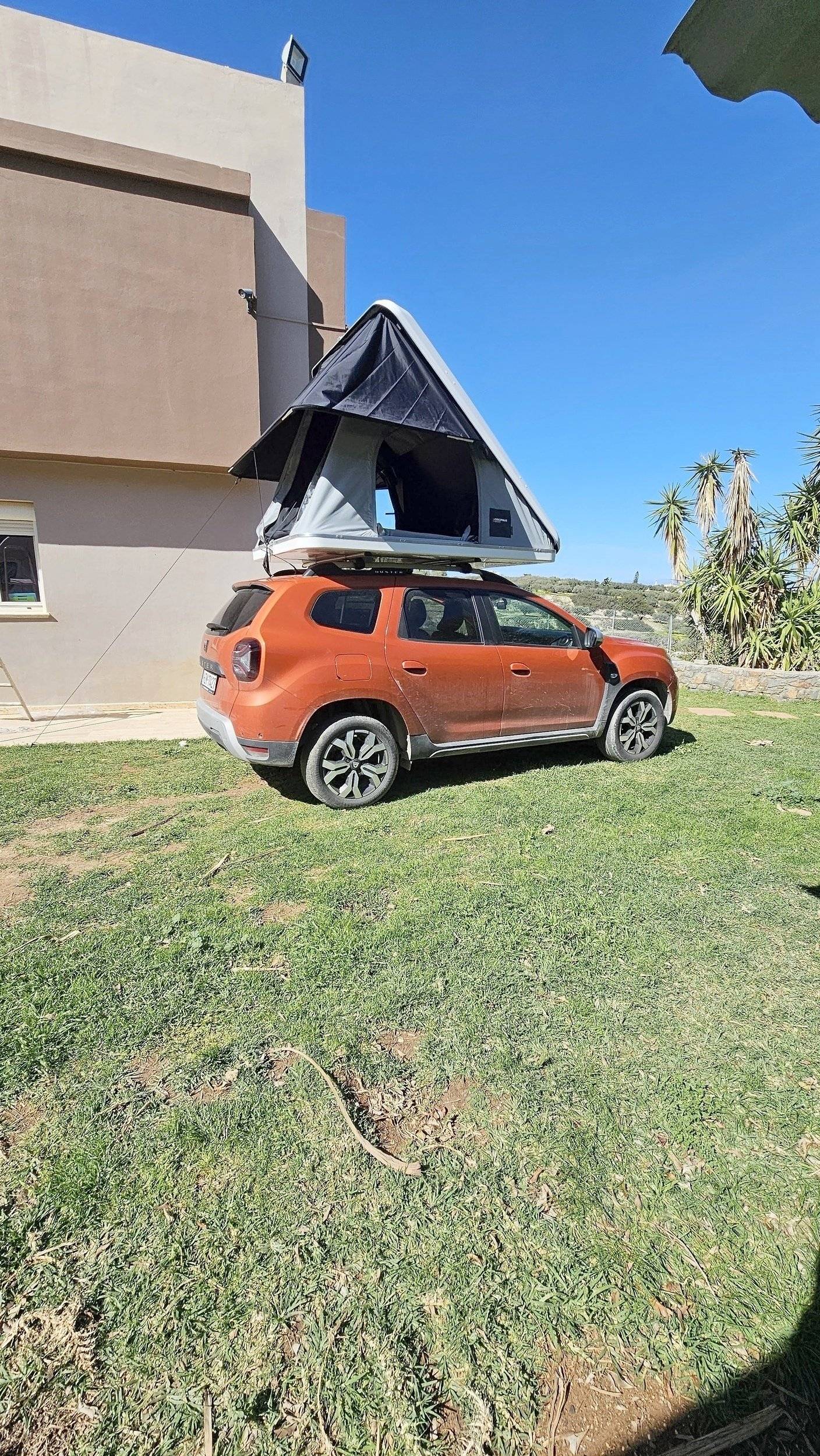 Vista del vehicle angle davanter Dacia Duster - Yescapa