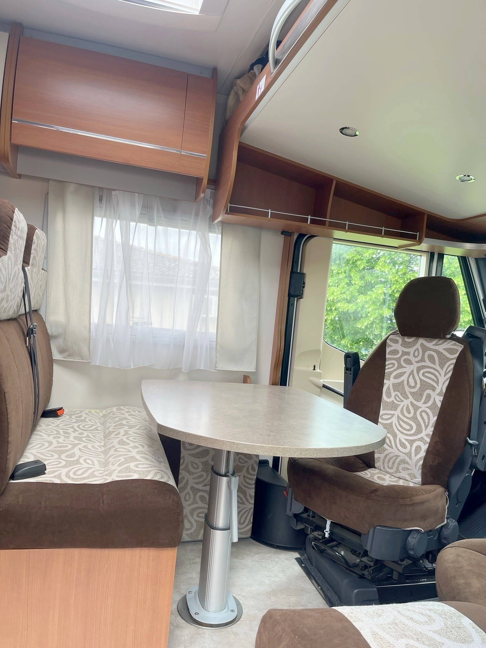 Dining Area Fiat Ducato 2,3 l 130 ch. - Yescapa
