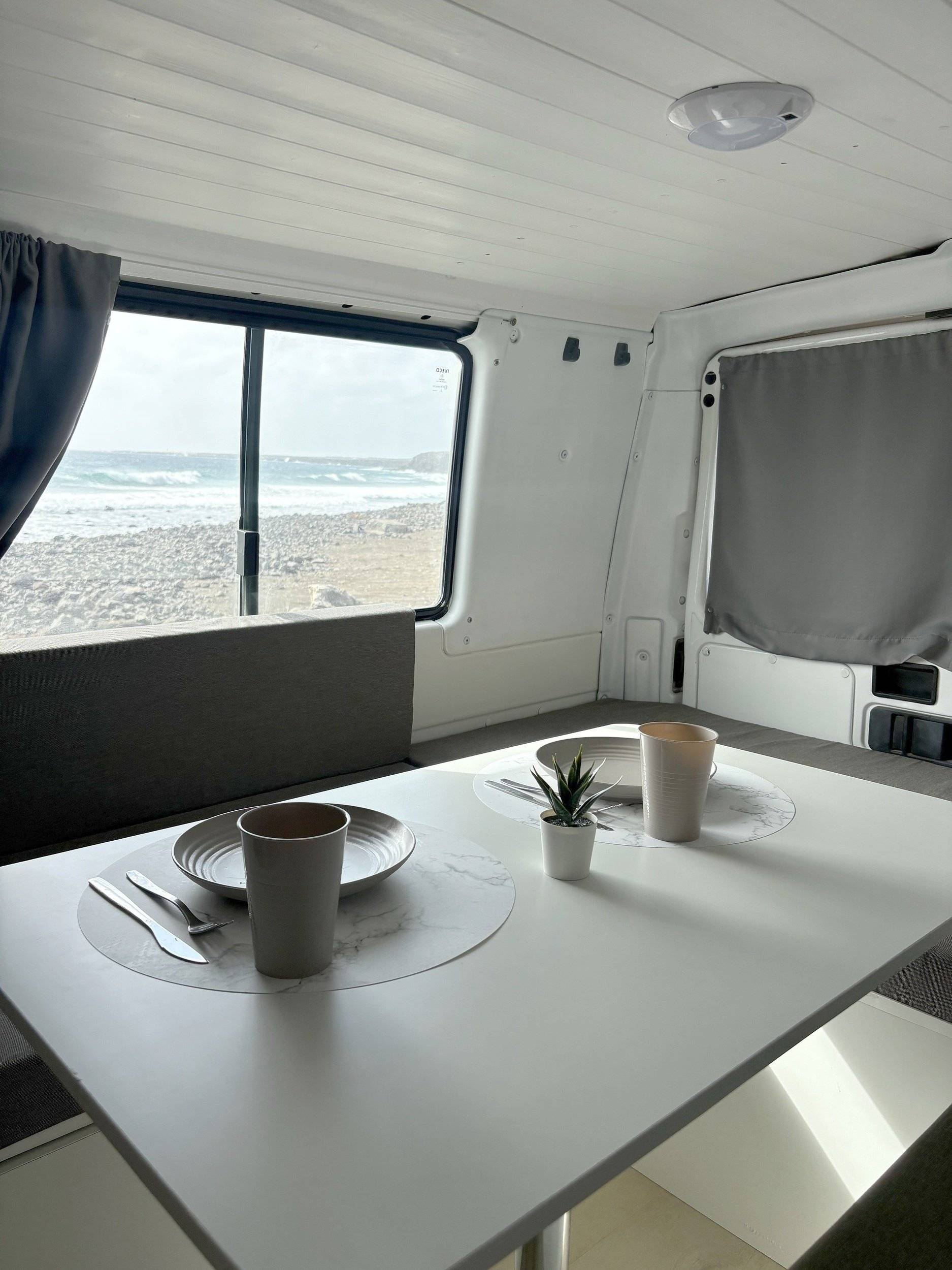 Dining Area Iveco Daily - Yescapa
