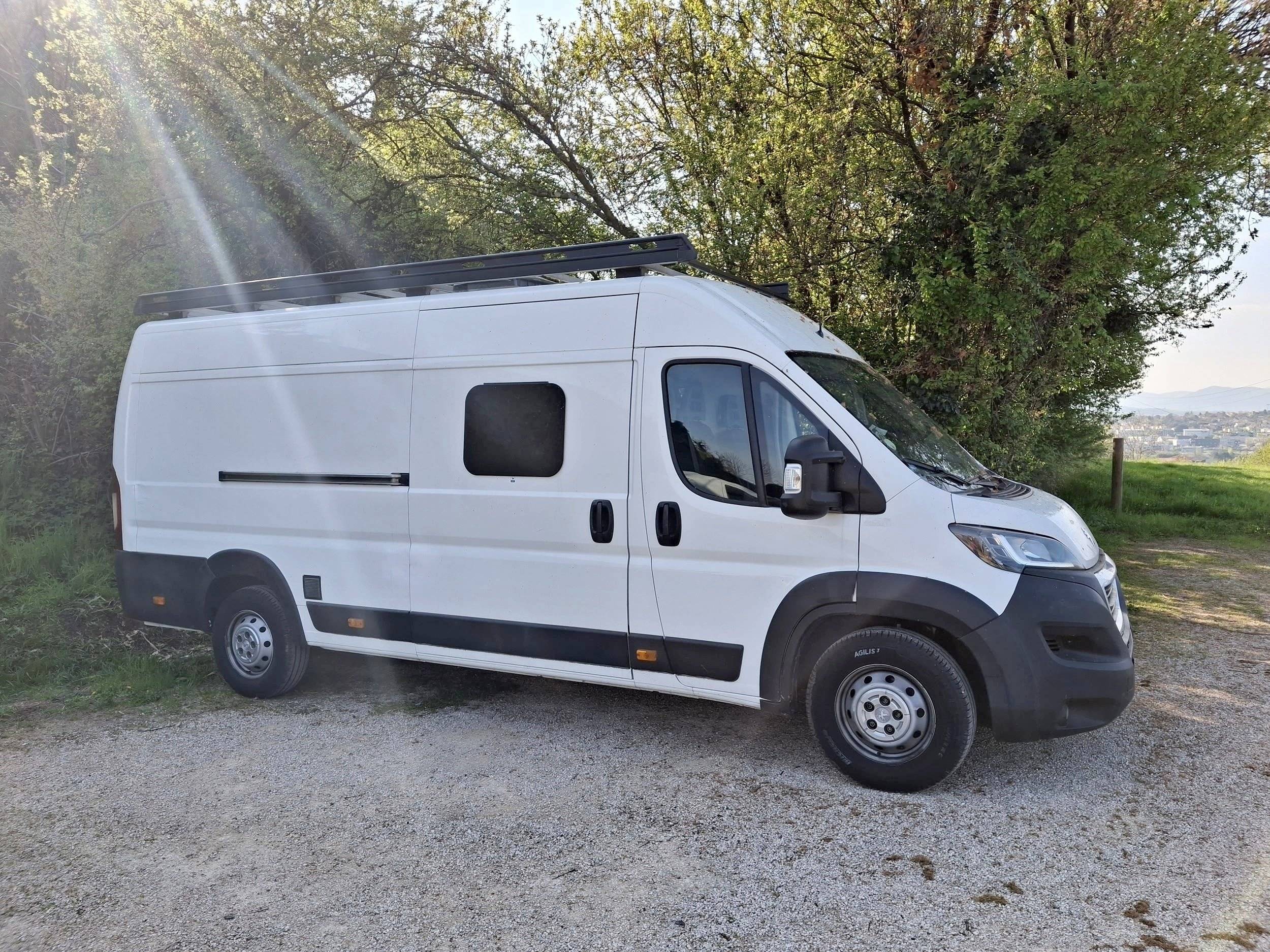 Front view from 3/4 Peugeot Boxer 2,0 l 130 ch - Yescapa
