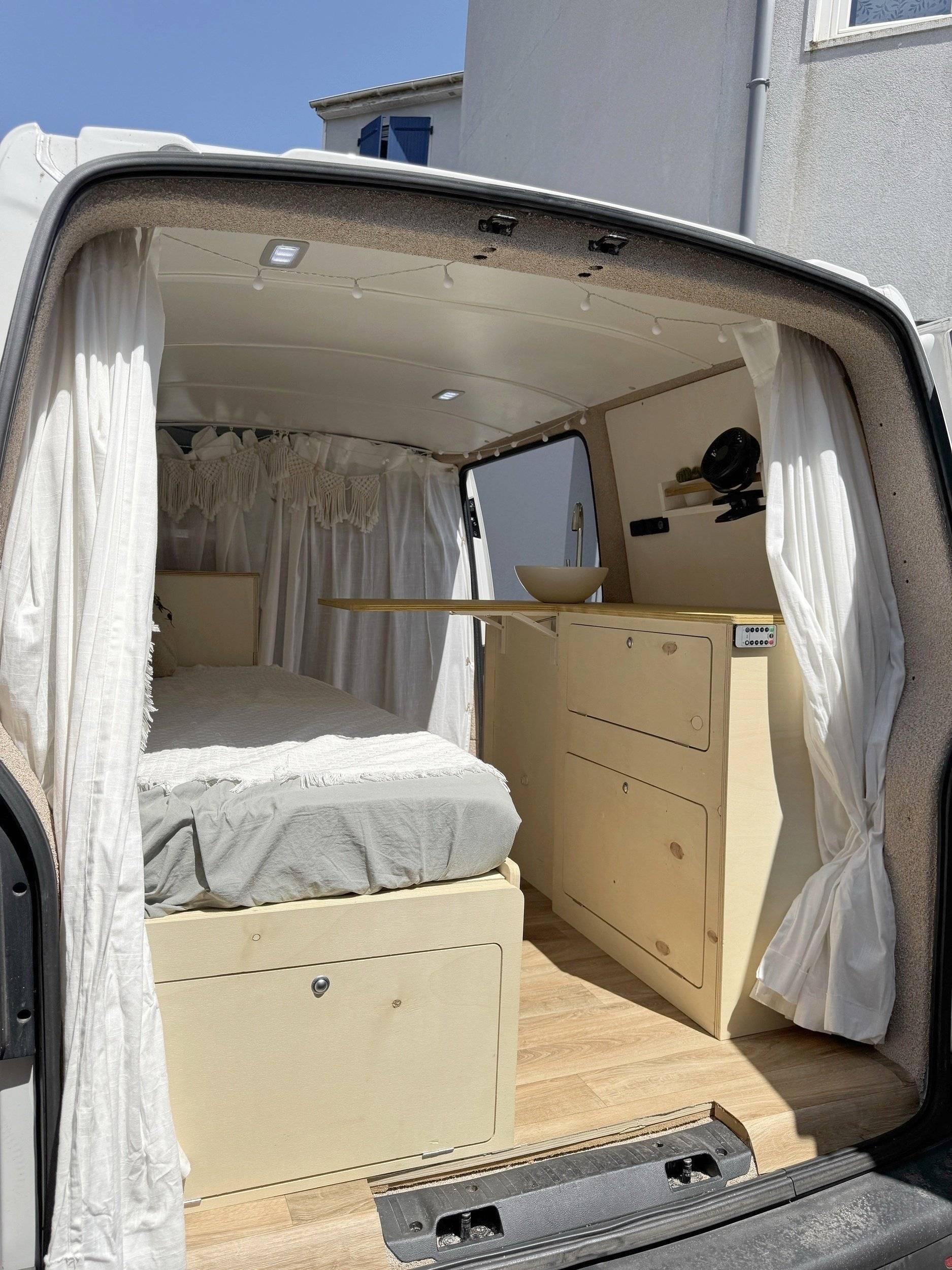Dormidas Volkswagen Transporter T6 L1H1 2 l 150 ch - Yescapa